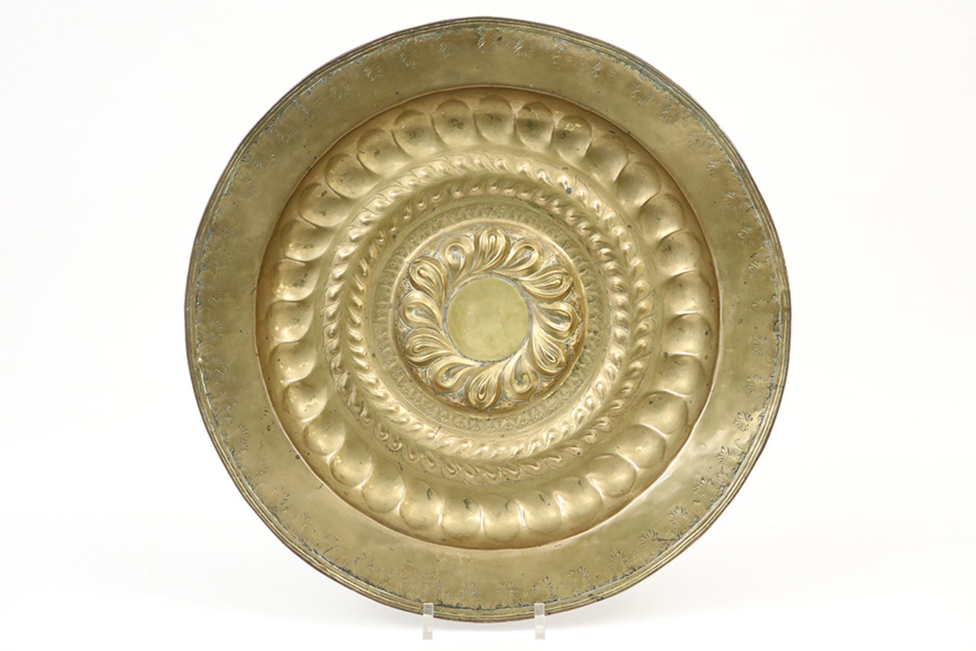 17th Cent. basin/offering dish in brass || Zeventiende eeuwse offerandeschaal in geel koper met
