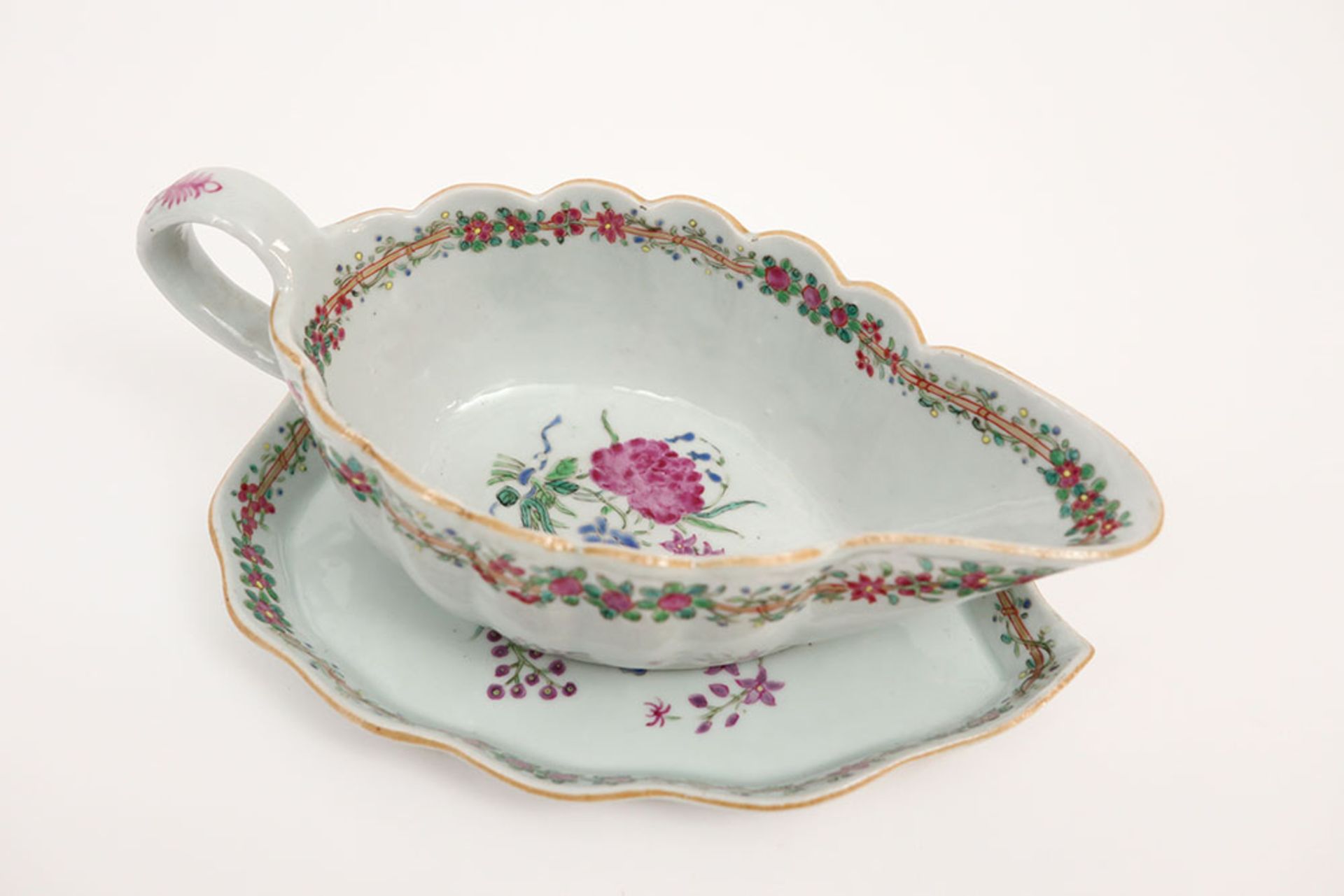 set of a 18th Cent. Chinese sauce boat and its dish in porcelain with a 'Famille Rose' flowers decor - Image 4 of 4