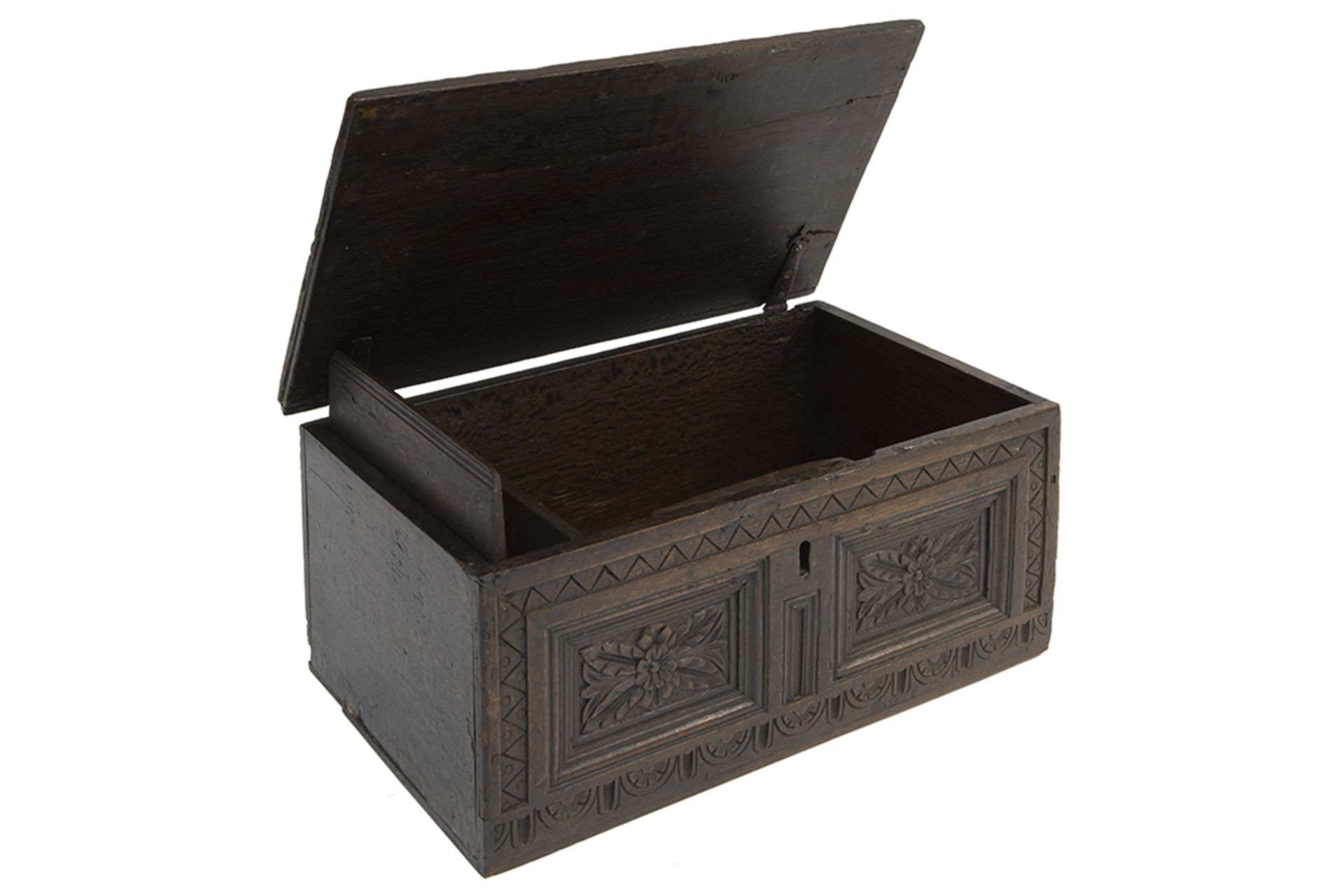 small 18th Cent. oak box with sculpted panels || Klein achttiende eeuws koffertje in eik met - Bild 2 aus 3