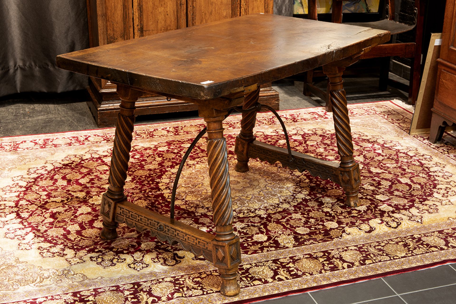 17th Cent. Spanish table in walnut with a typical iron connection between the legs || Zeventiende - Image 2 of 2