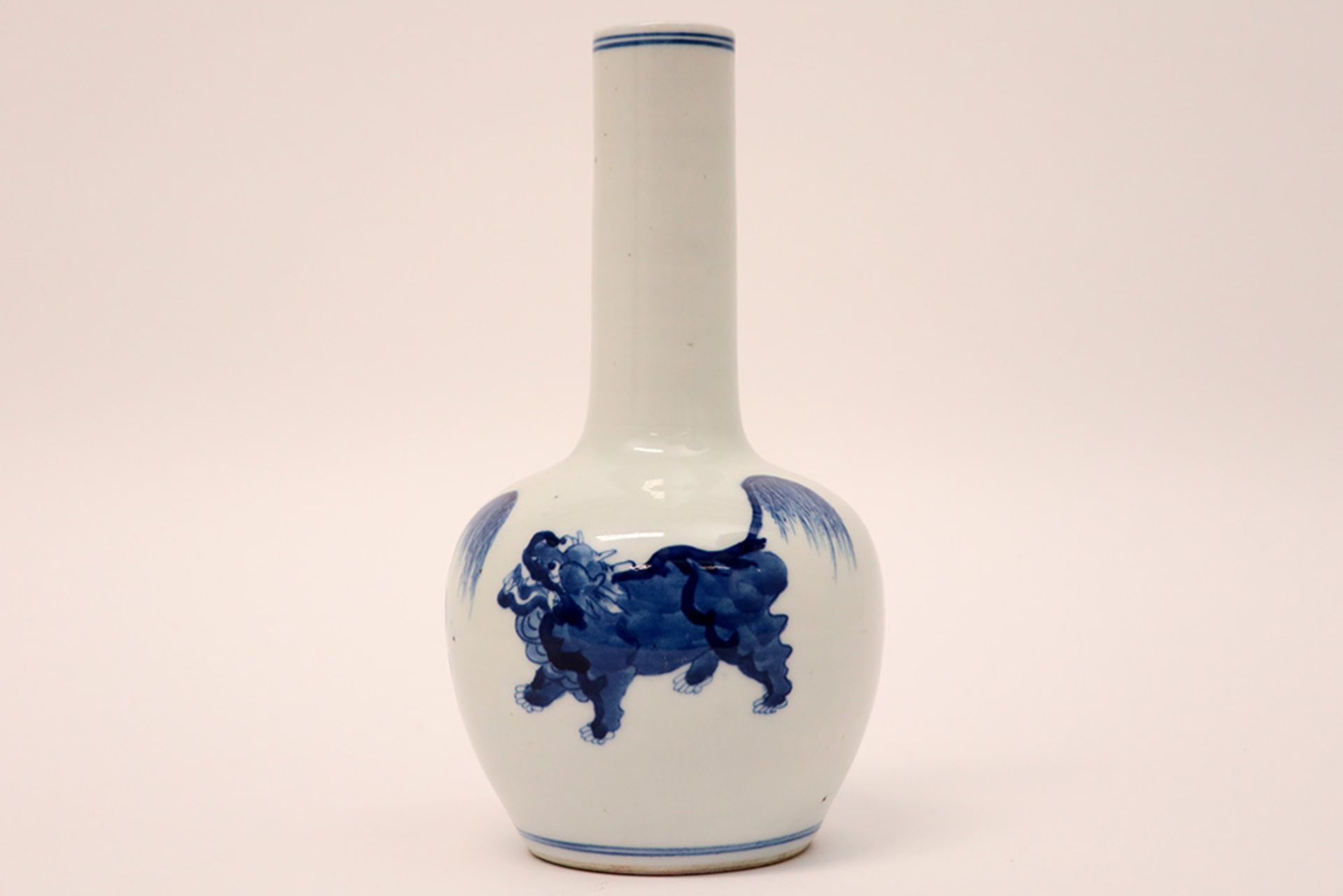 Chinese vase in marked porcelain with blue-white decor with fô dogs || Chinese vaas in gemerkt