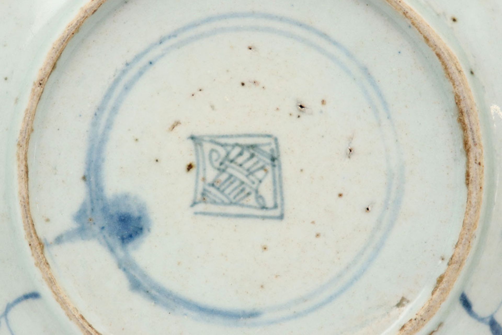 pair of Chinese plates in marked porcelain with a blue-white decor || Paar Chinese borden in gemerkt - Image 3 of 4