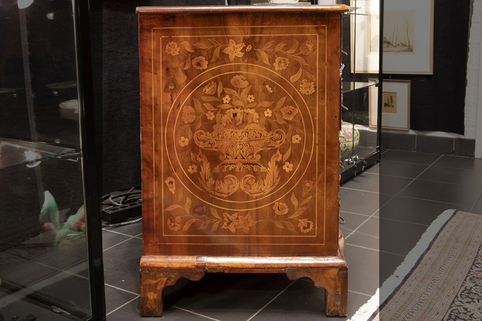 antique Dutch marquetry chest of drawers || Antieke Hollandse commode met dubbel gegalbeerd front in - Image 3 of 3