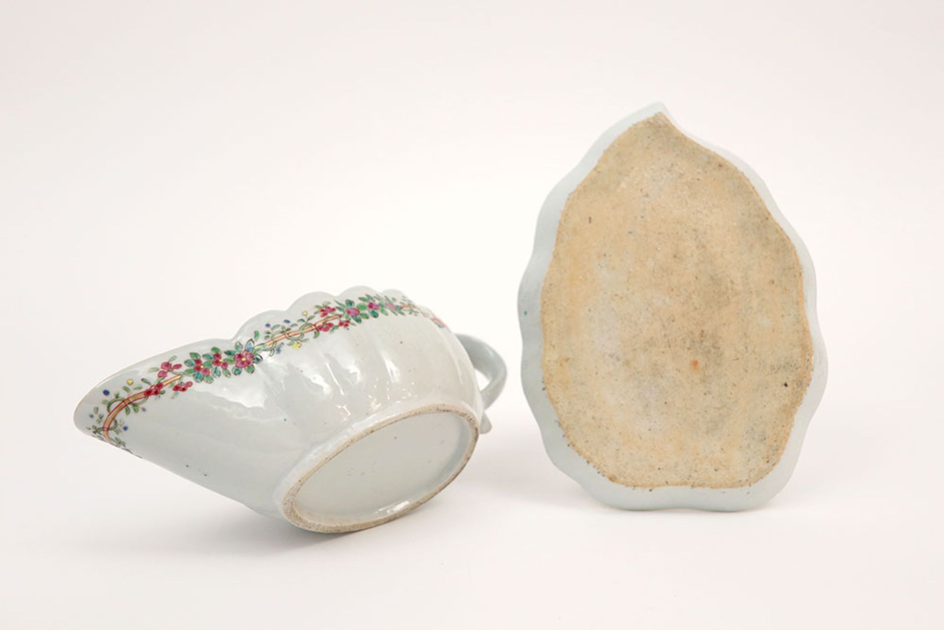 set of a 18th Cent. Chinese sauce boat and its dish in porcelain with a 'Famille Rose' flowers decor - Image 3 of 4