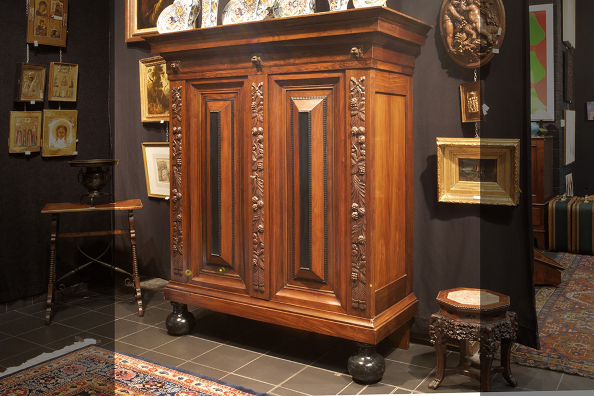 17th/18th Cent. armoire in burr of walnut and walnut with two doors with typical "pillows" ||