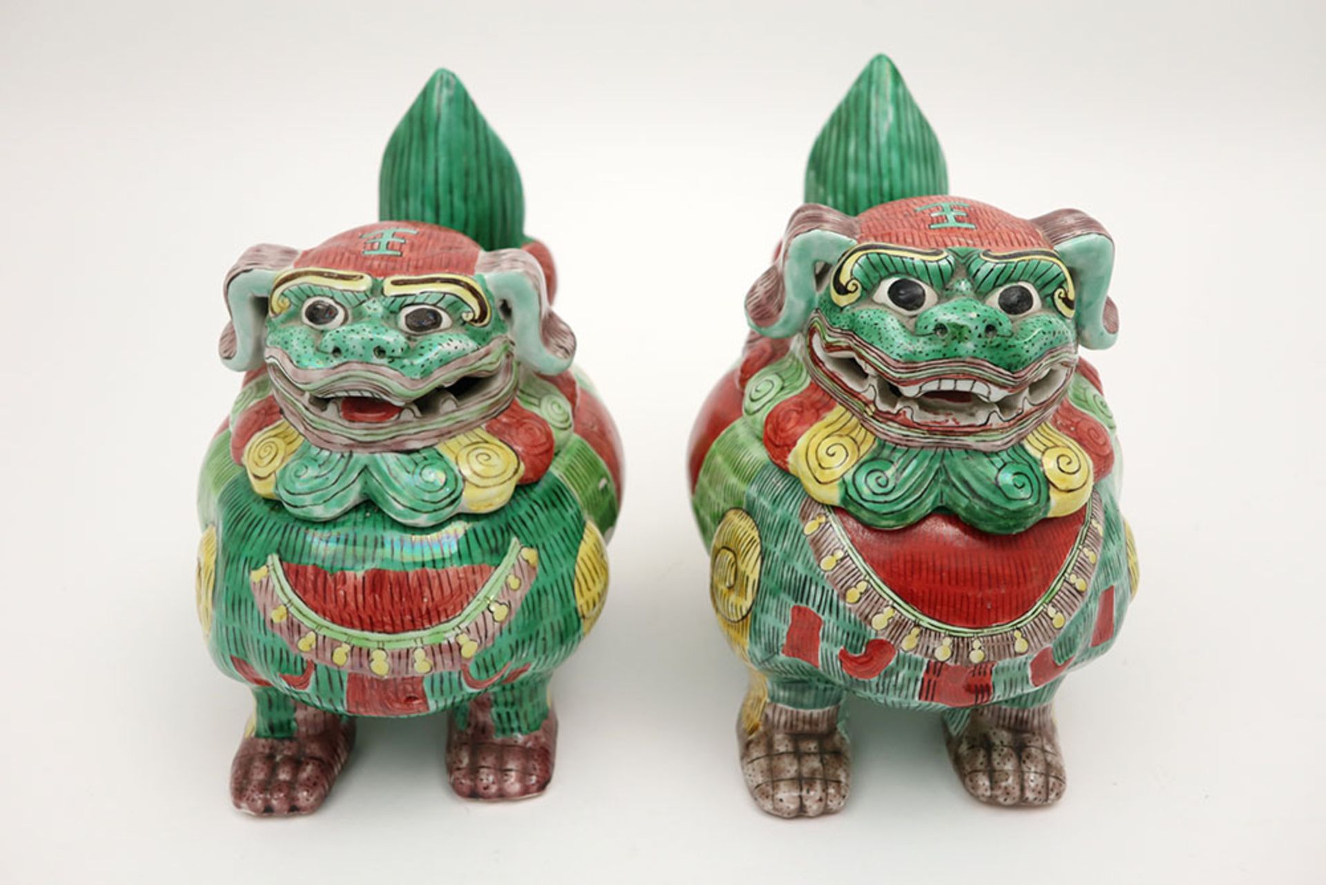 pair of Chinese fô dog shaped lidded tureens in porcelain with Famille Verte decor || Paar Chinese - Image 5 of 5