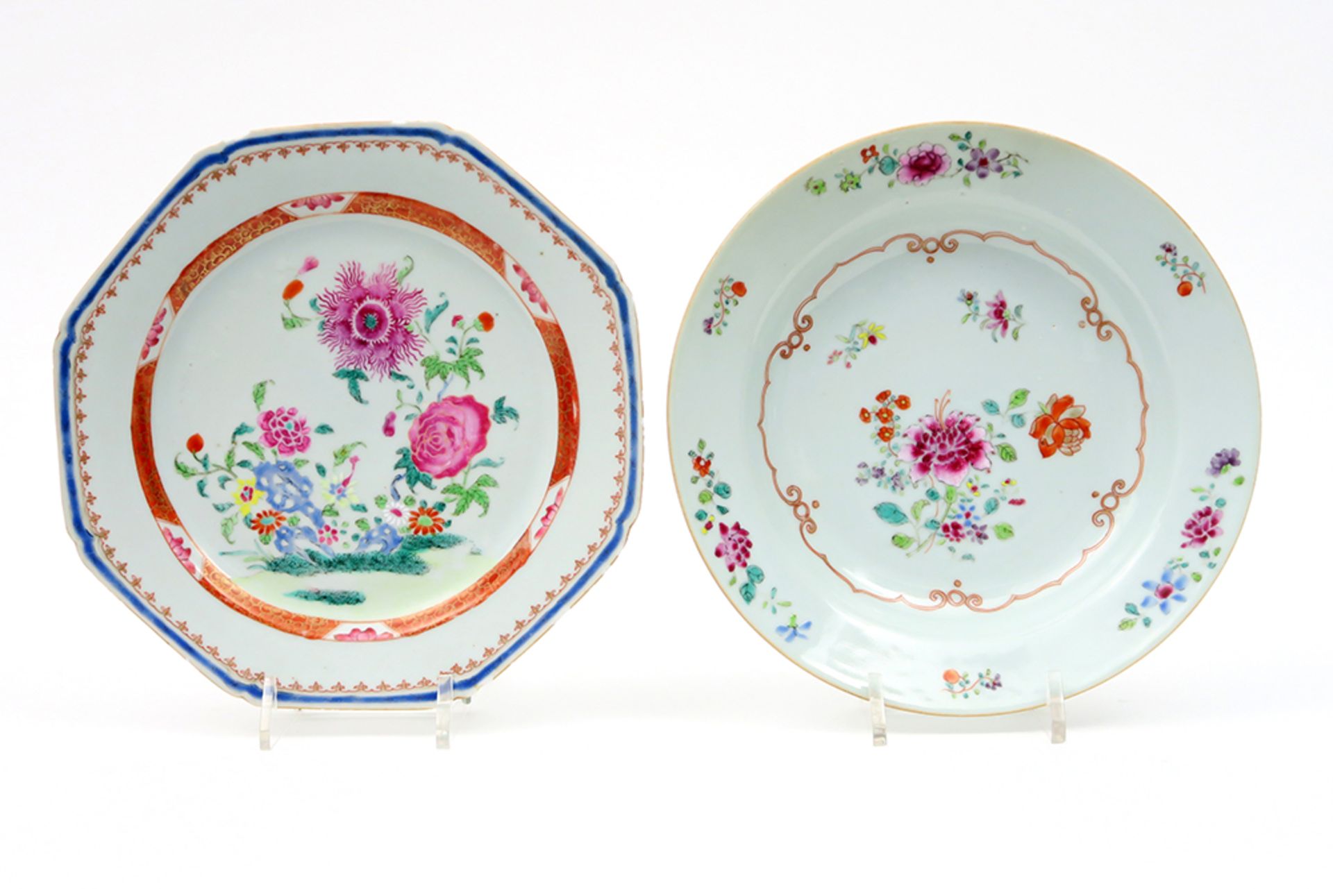 two 18th Cent. Chinese plates in porcelain with Famille Rose decor || Twee Chinese 18°eeuwse