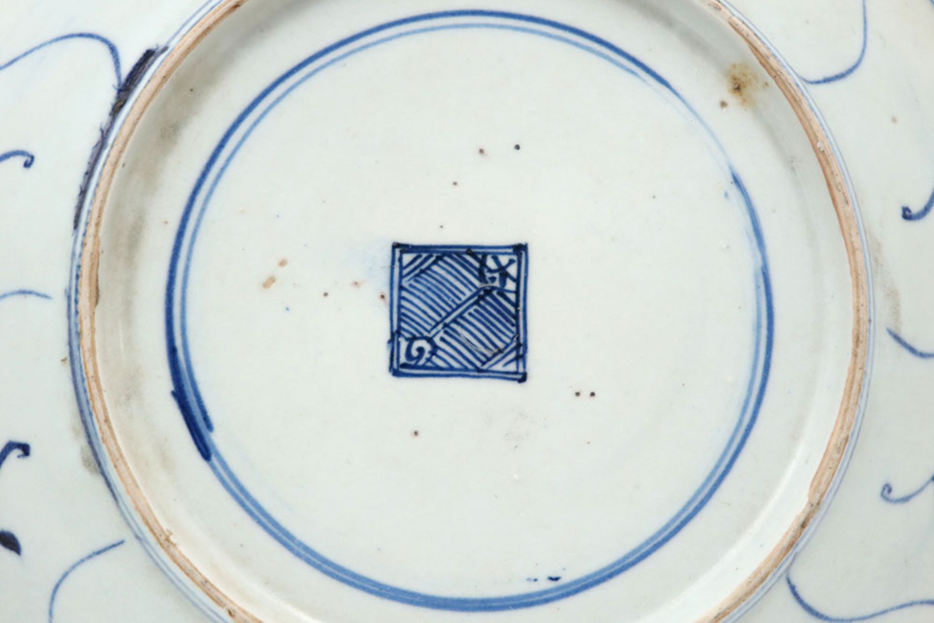 pair of Chinese plates in marked porcelain with a blue-white decor || Paar Chinese borden in gemerkt - Image 4 of 4