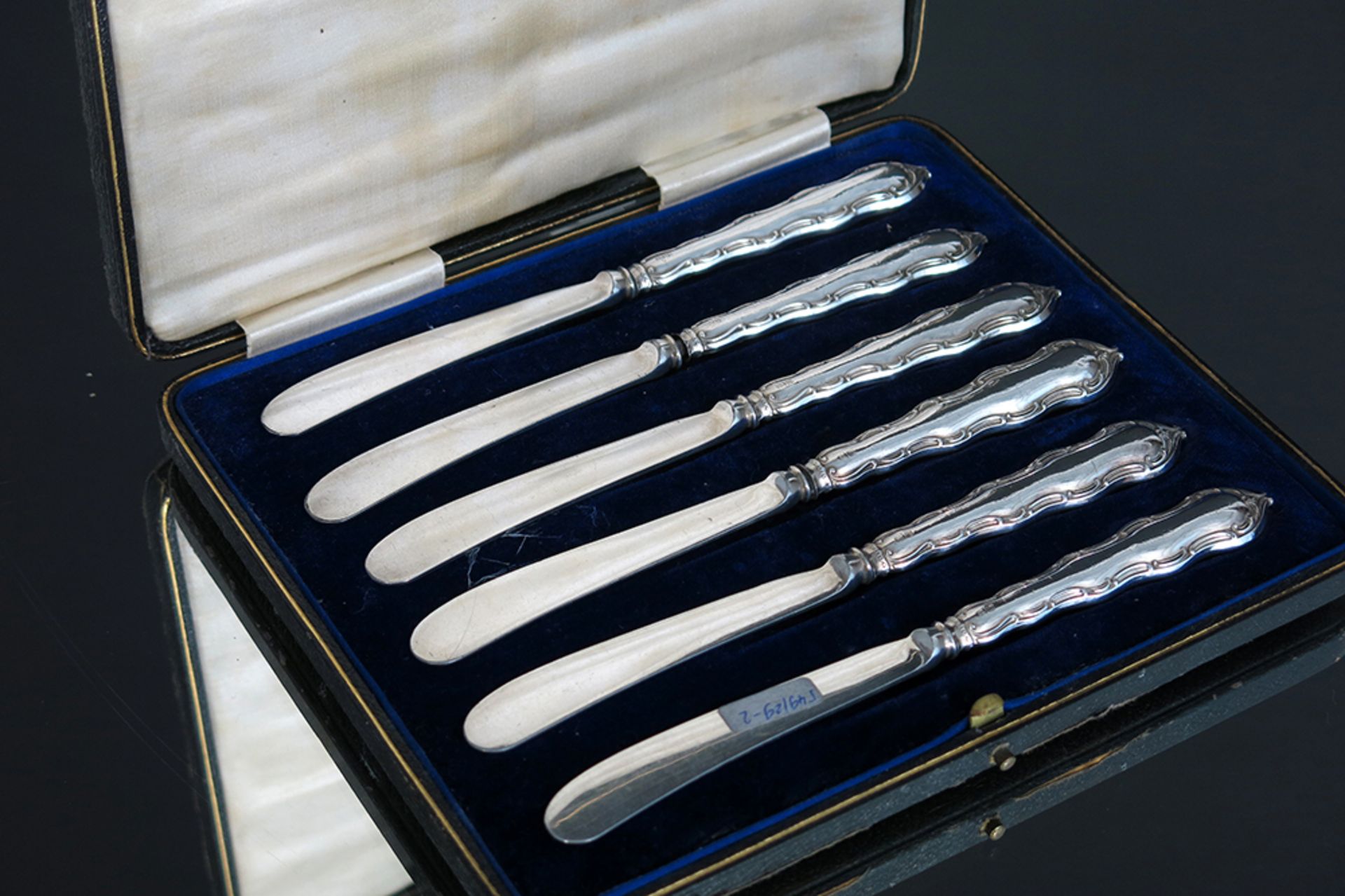 set of 6 fruitknives in marked silver - with their box || Etui met zes fruitmessen in massief