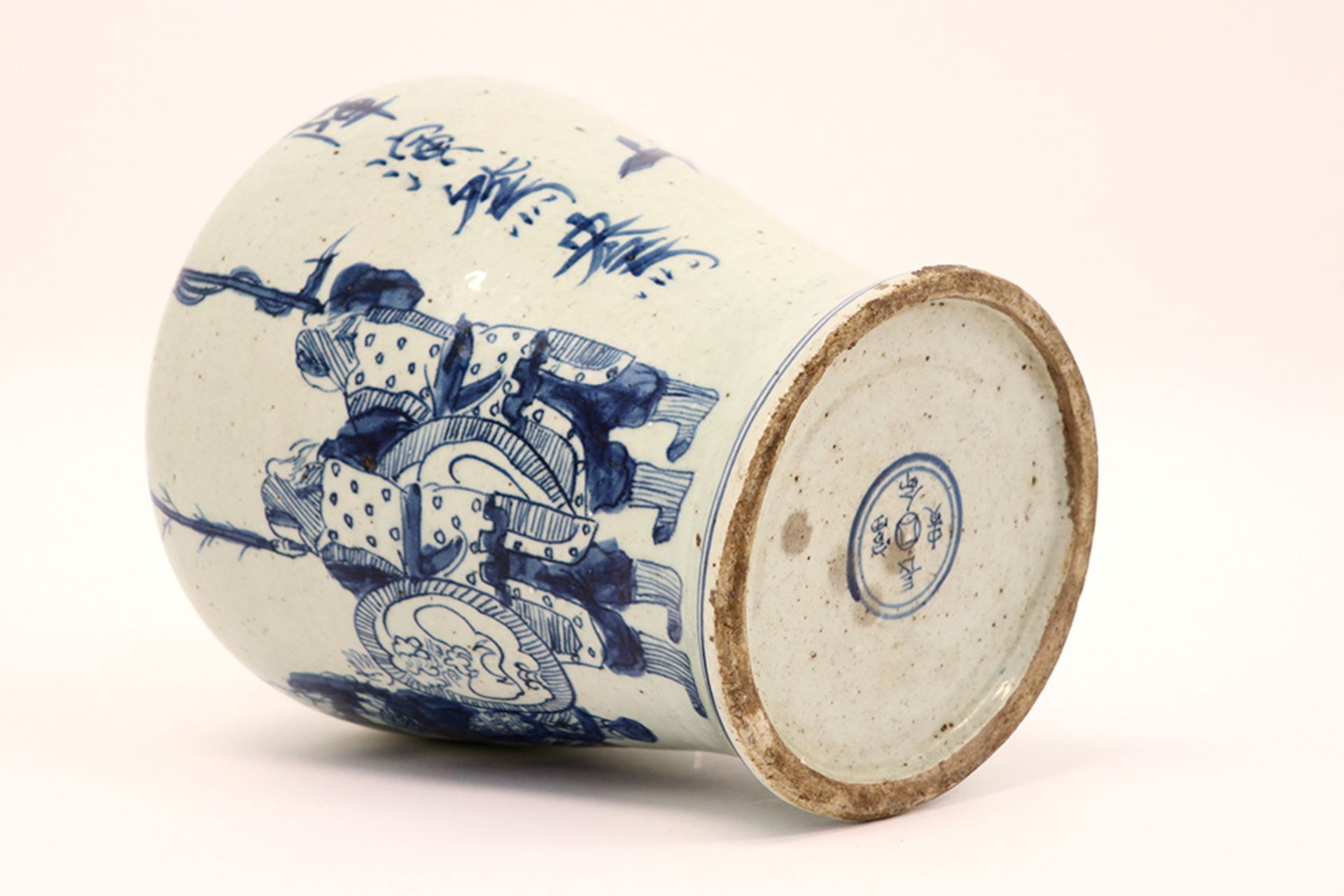 Chinese vase in marked porcelain with a blue-white warriors' decor || Chinese vaas in gemerkt - Image 6 of 7