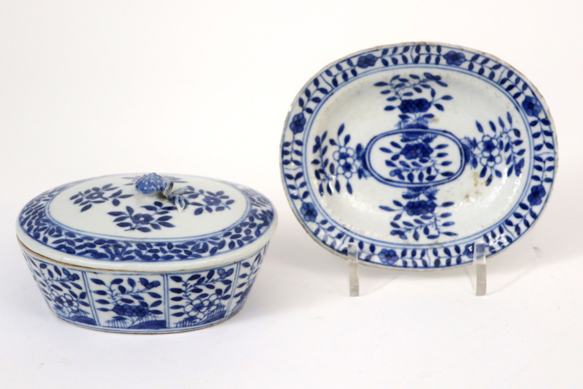 18th Cent. Chinese set of small lidded tureen and its dish in porcelain with a blue-white flowers