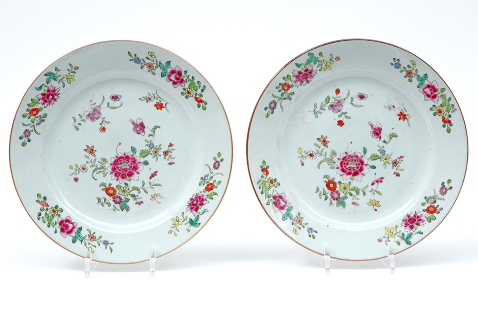 pair of 18th Cent. Chinese plates in porcelain with polychrome flower decor || Paar achttiende