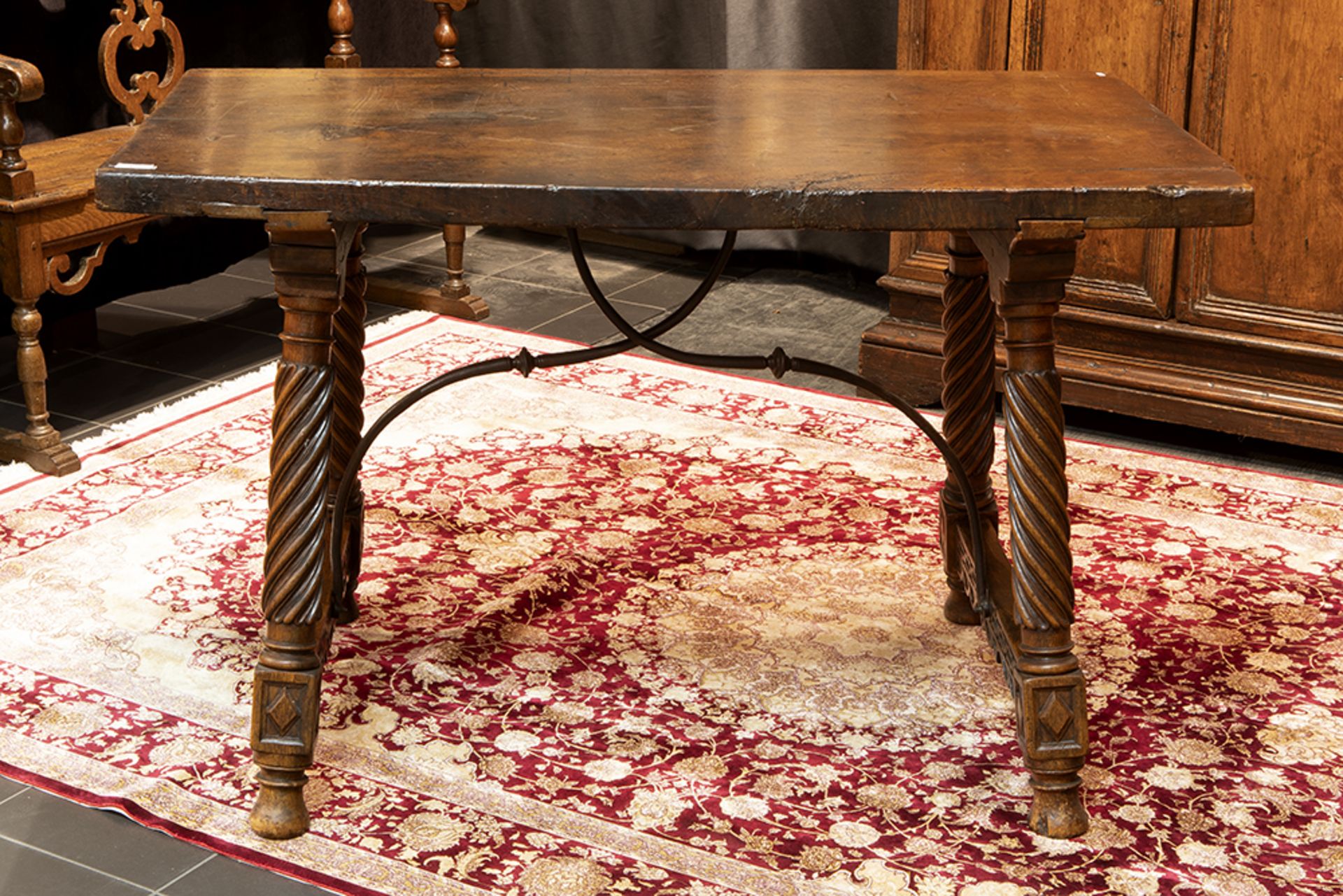 17th Cent. Spanish table in walnut with a typical iron connection between the legs || Zeventiende