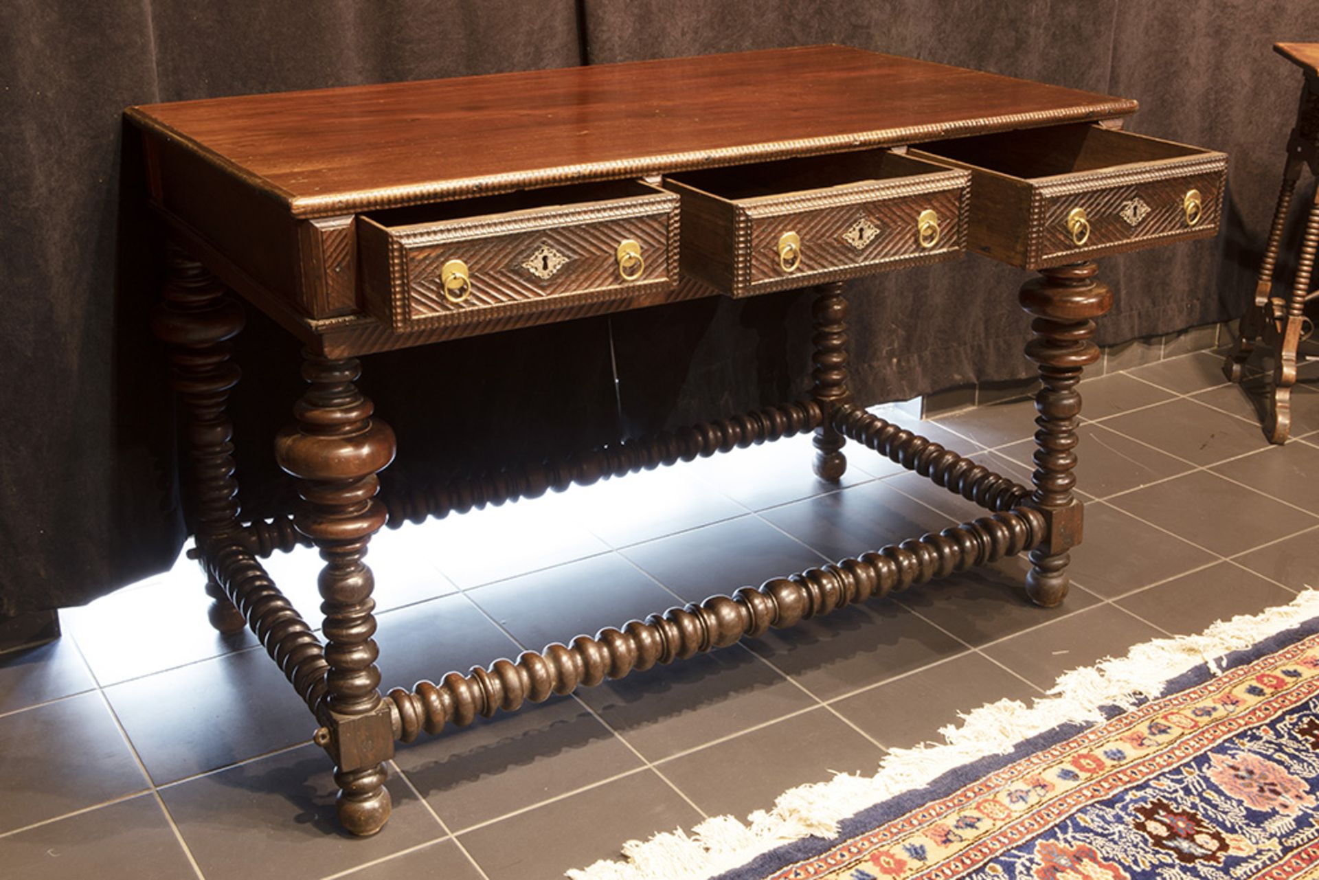 quite rare, very good 17/18th Cent. Portuguese side table in mahogany || PORTUGAL - 17°/18° EEUW - Image 2 of 2