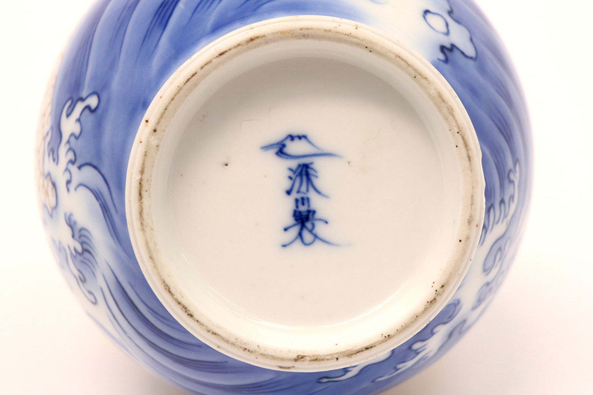 Japanese vase in marked porcelain with cranes above the sea || Japanse vaas in gemerkt porselein met - Bild 6 aus 6