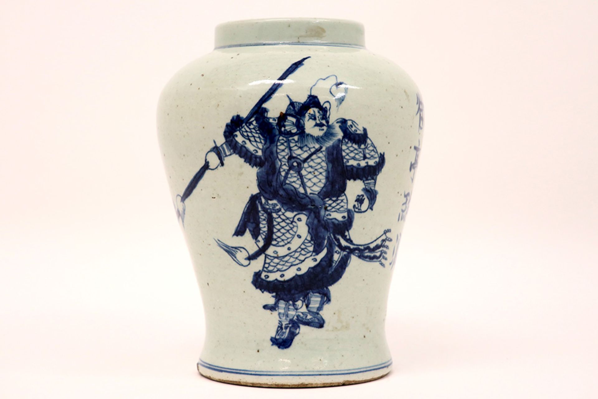 Chinese vase in marked porcelain with a blue-white warriors' decor || Chinese vaas in gemerkt - Image 3 of 7