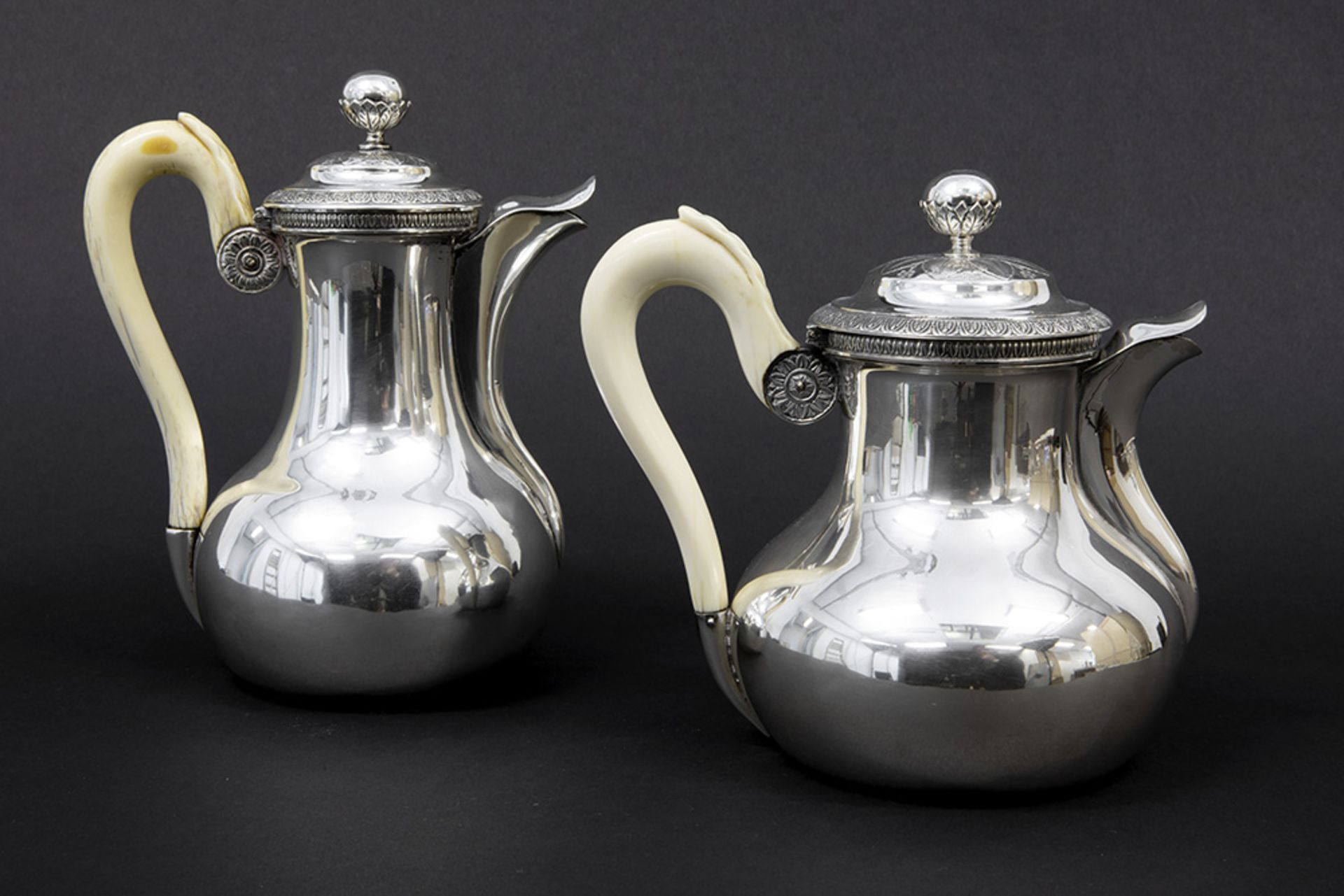 set of an antique coffee- and tea pot (with ivory grips) in marked silver || Set van een antieke - Bild 2 aus 4