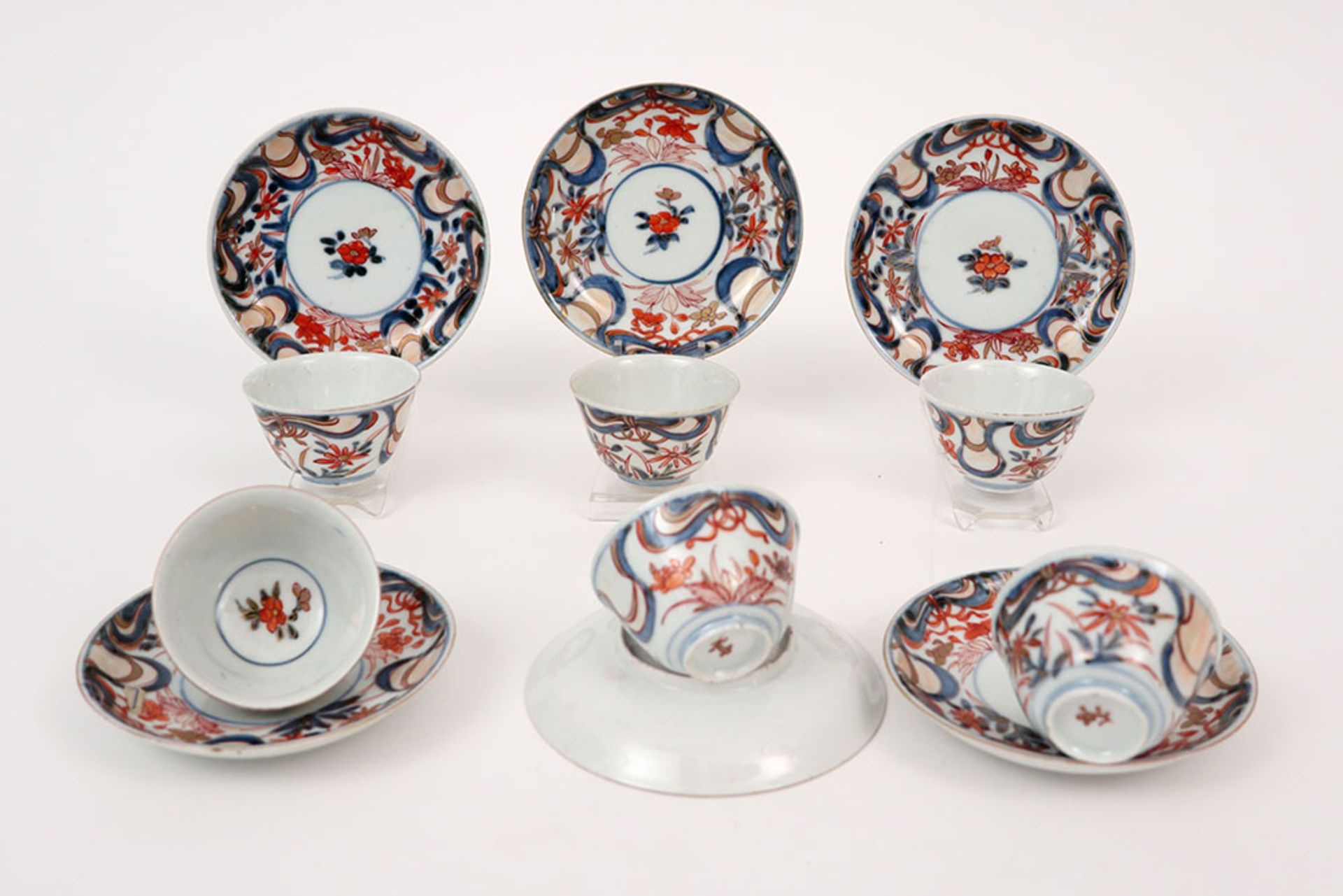 series of six 18th Cent. Chinese sets of cup and saucer in porcelain with Imari decor || Reeks van - Image 2 of 6