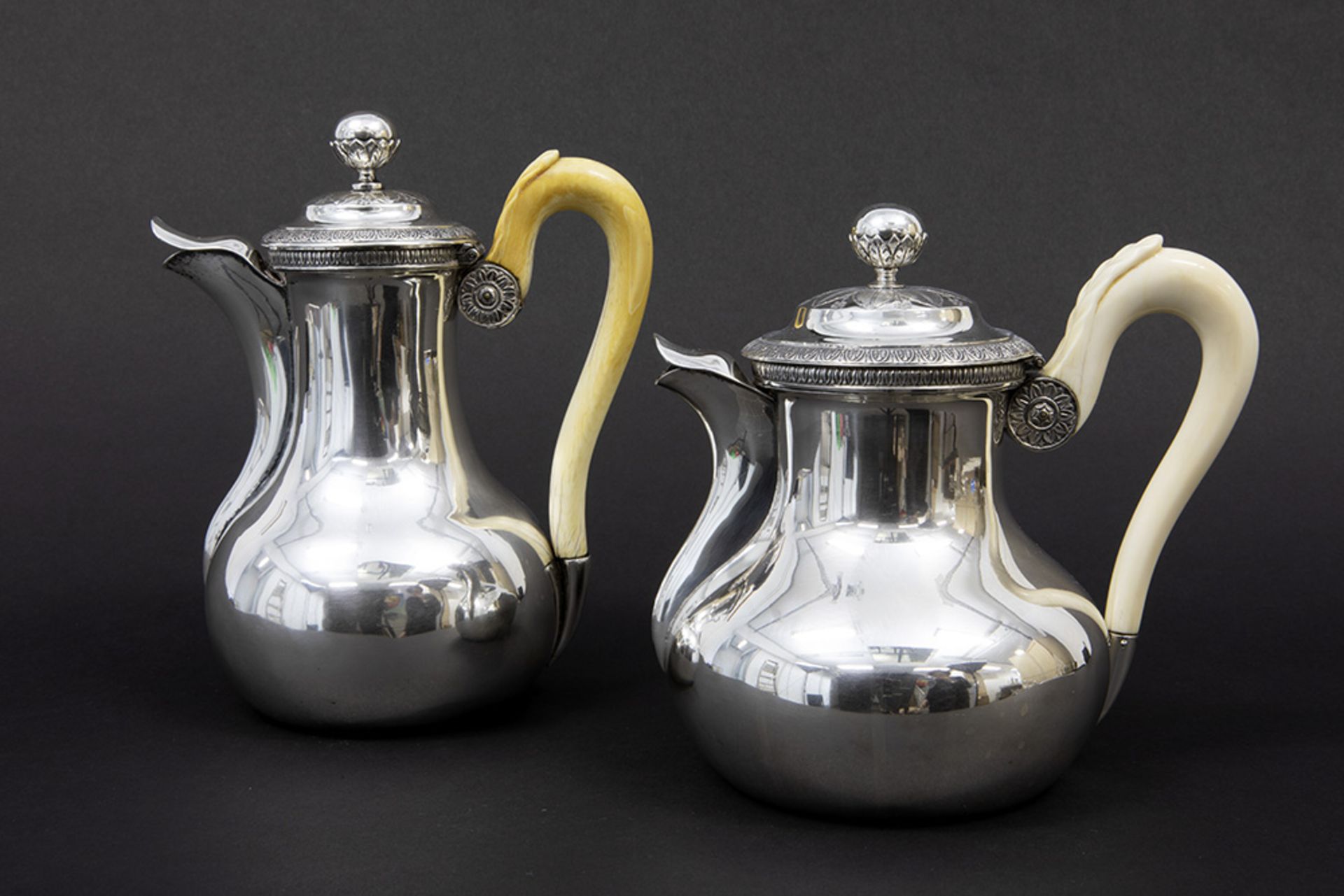 set of an antique coffee- and tea pot (with ivory grips) in marked silver || Set van een antieke