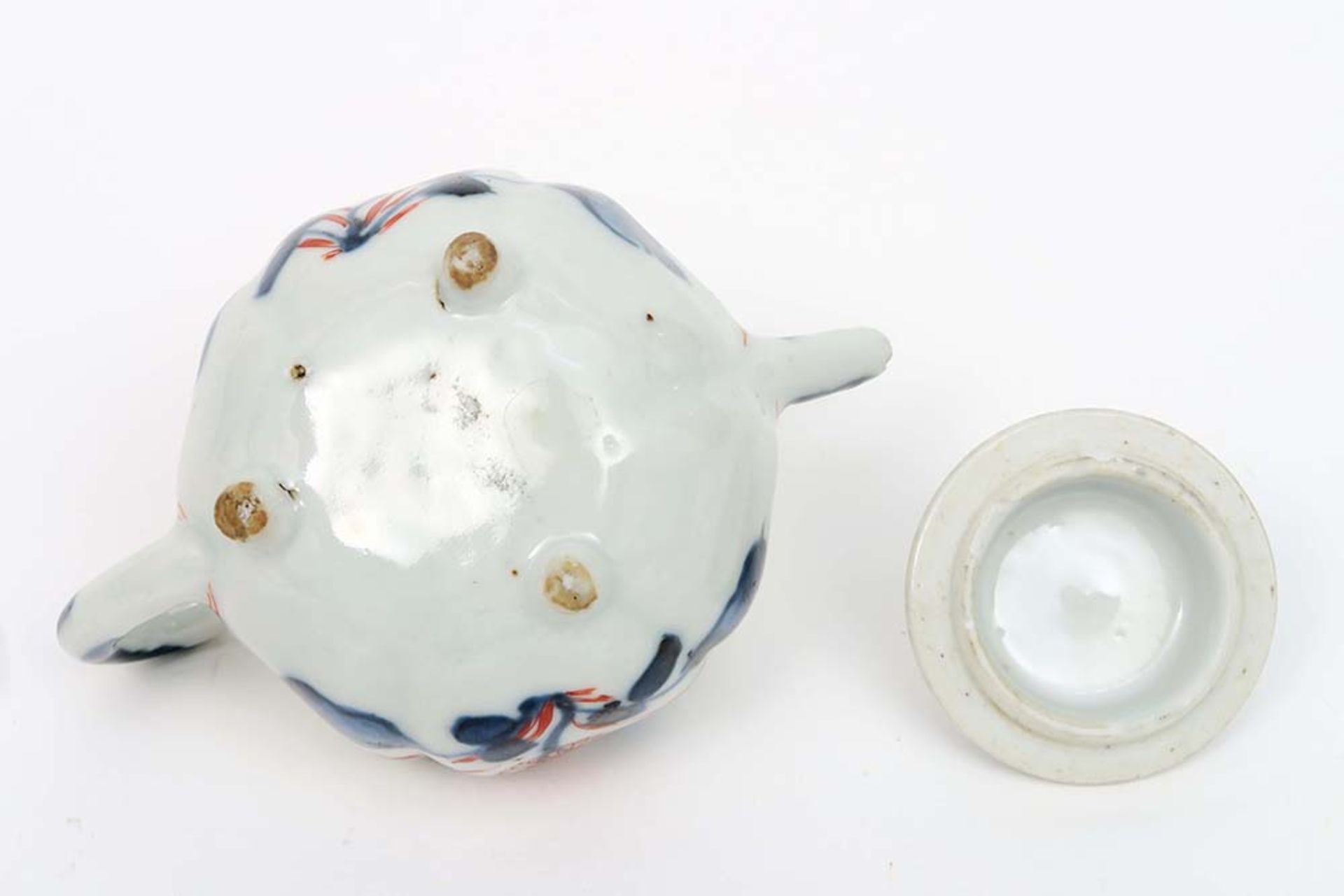small 18th Cent. Chinese lidded tea pot in porcelain with an Imari flowers decor || Achttiende - Image 4 of 4