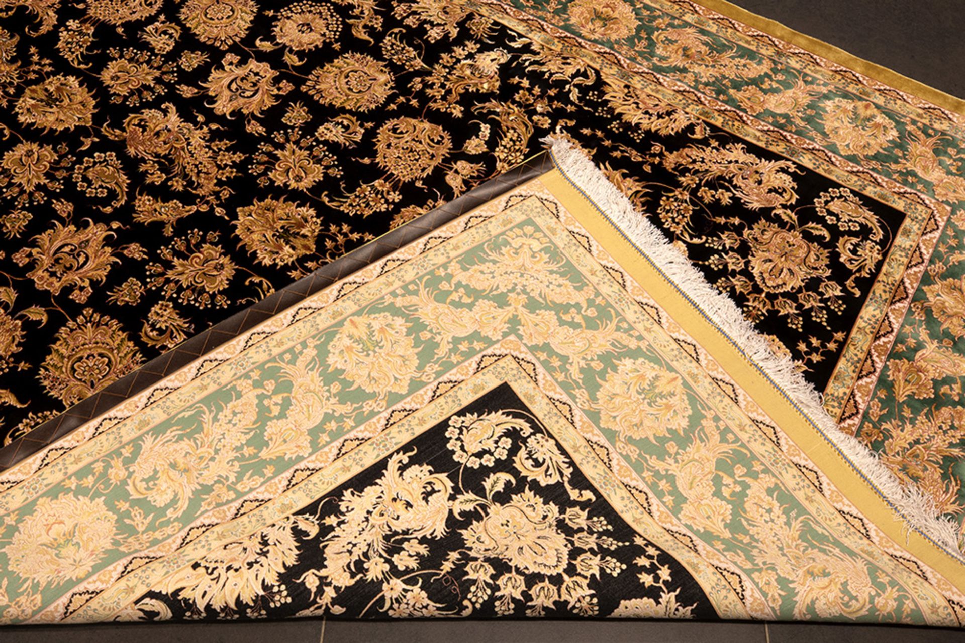 Persian carpet in 100% silk with a "Shah Abbas" decor || Zeer fijn Perzisch tapijt in zijde op zijde - Image 2 of 2