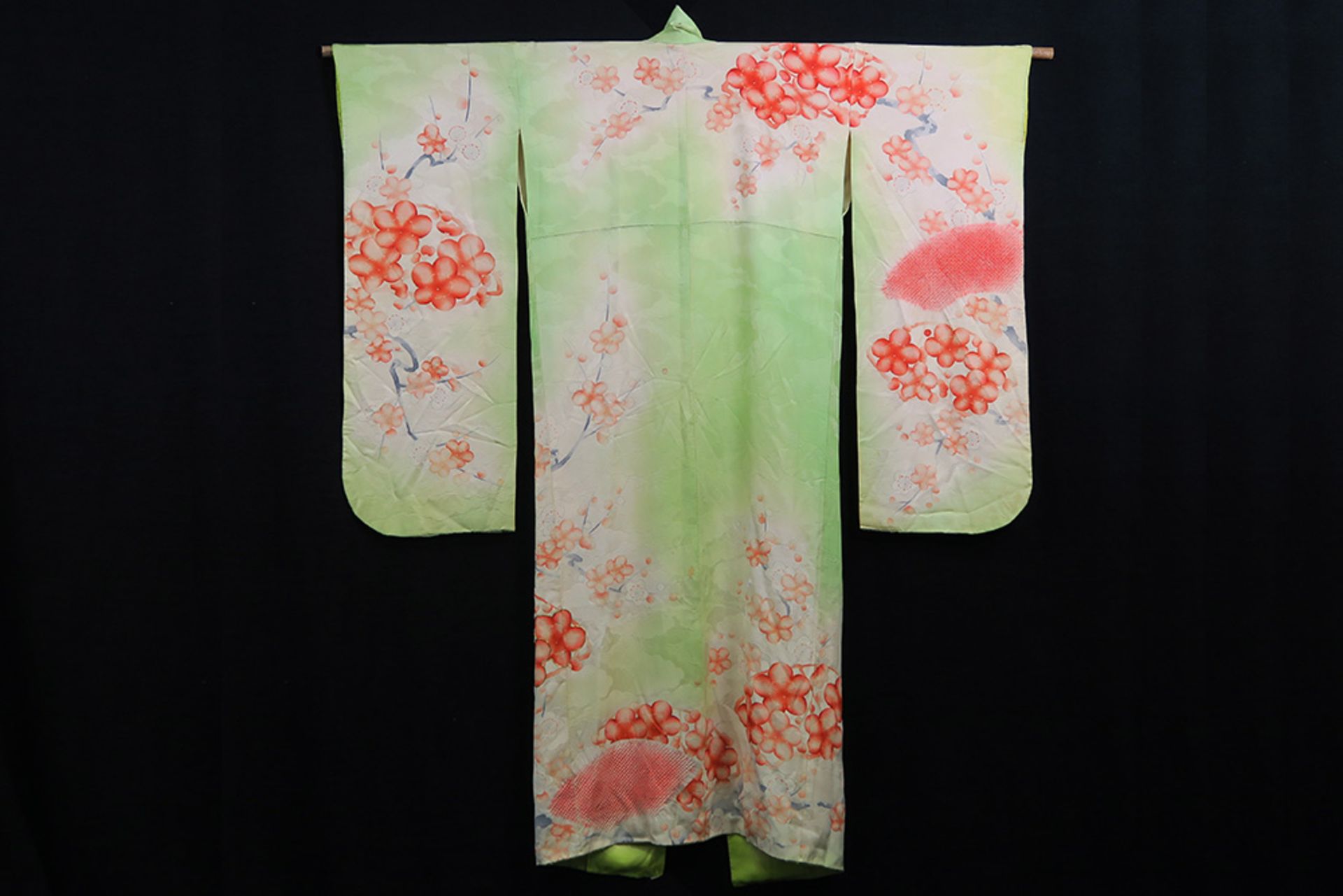 Japanese vintage handpainted silk kimono with parts in the typical Japanese binding technique || - Image 2 of 2
