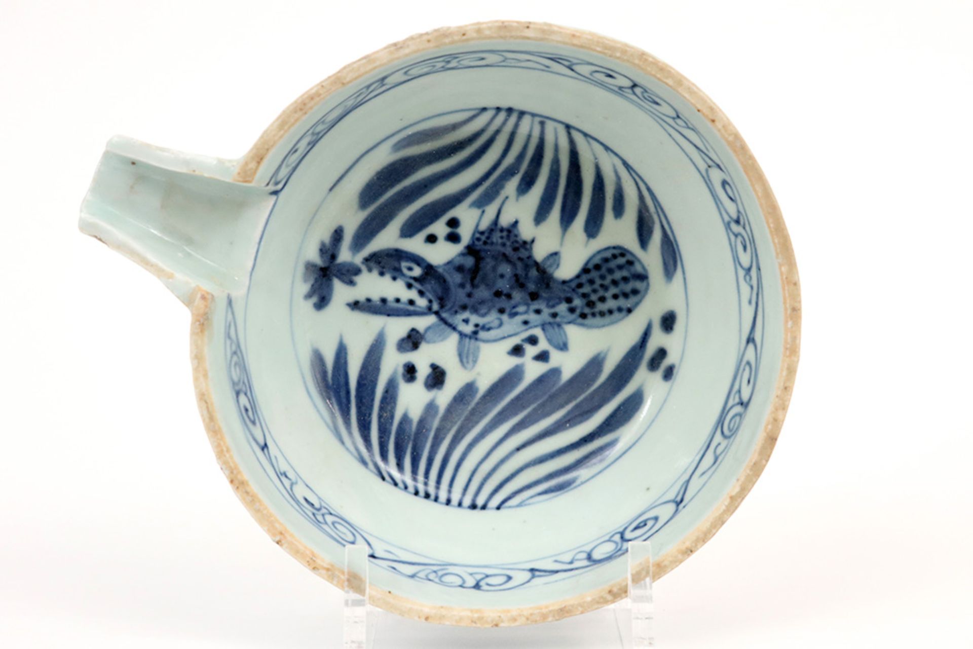 antique Chinese bowl with spout in porcelain with blue-white decor || Antiek Chinees schaaltje met - Image 3 of 4