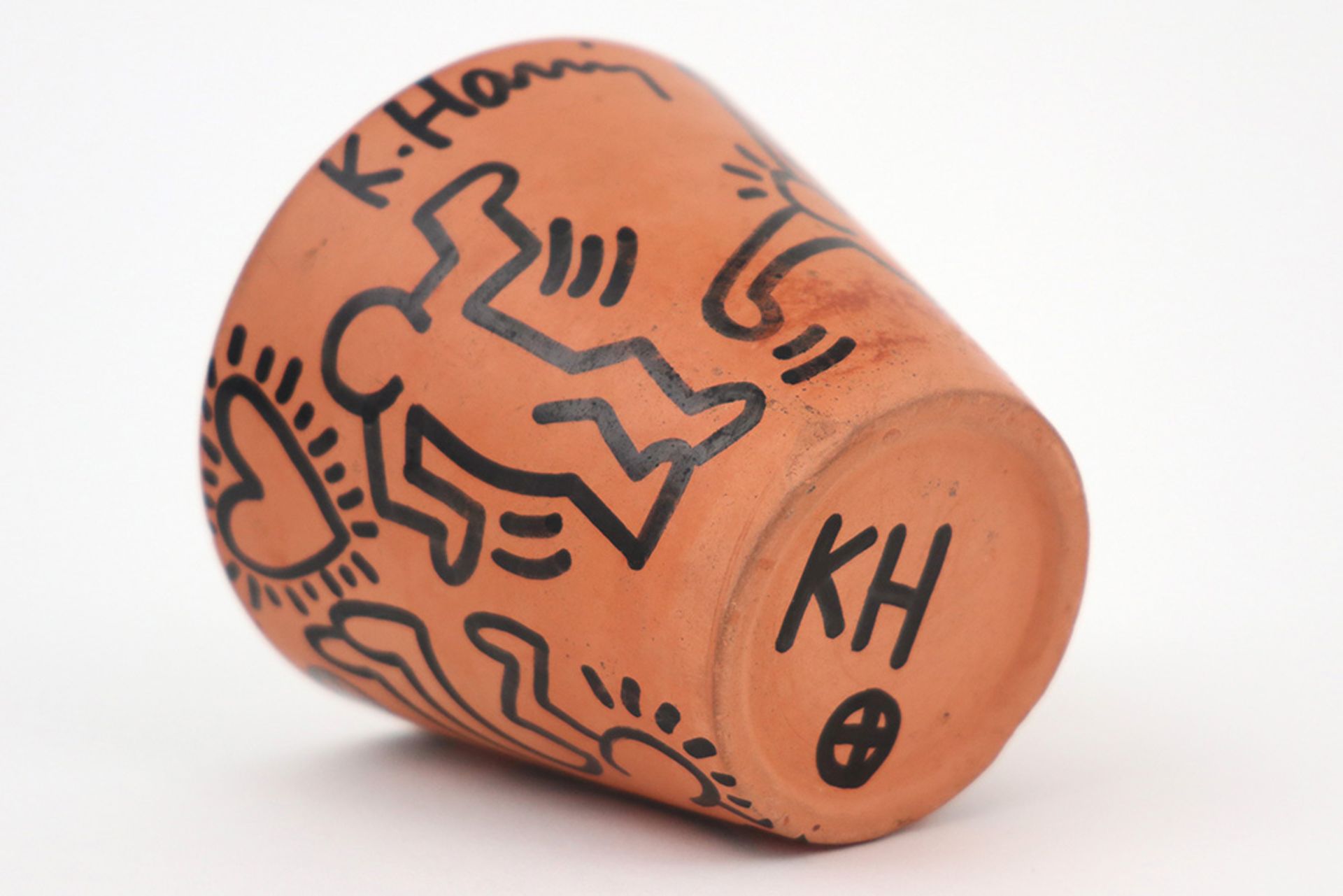 Keith Haring signed drawing in felt-tip pen on ceramic flower pot - dated (19)89 || HARING KEITH ( - Image 7 of 7