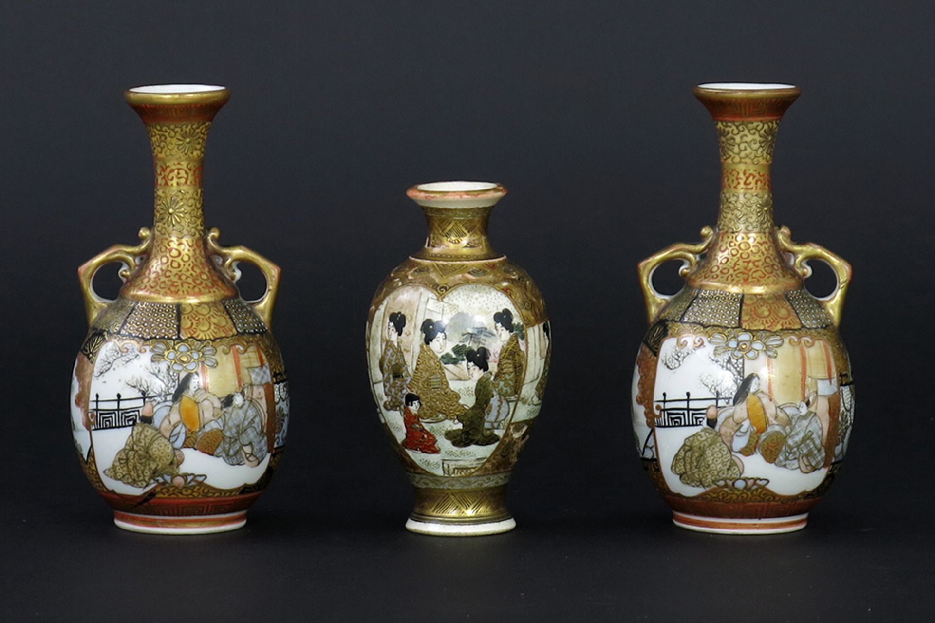 three small antique vases in Japanese Satsuma ceramic || Lot (3) antieke Japanse Satsuma met een
