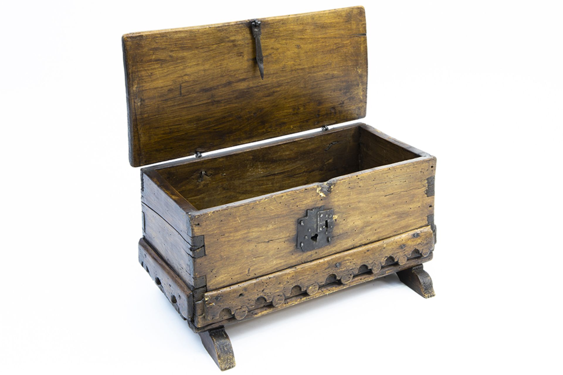 small antique fruitwood chest || Klein antiek koffertje in fruithout - Image 2 of 3