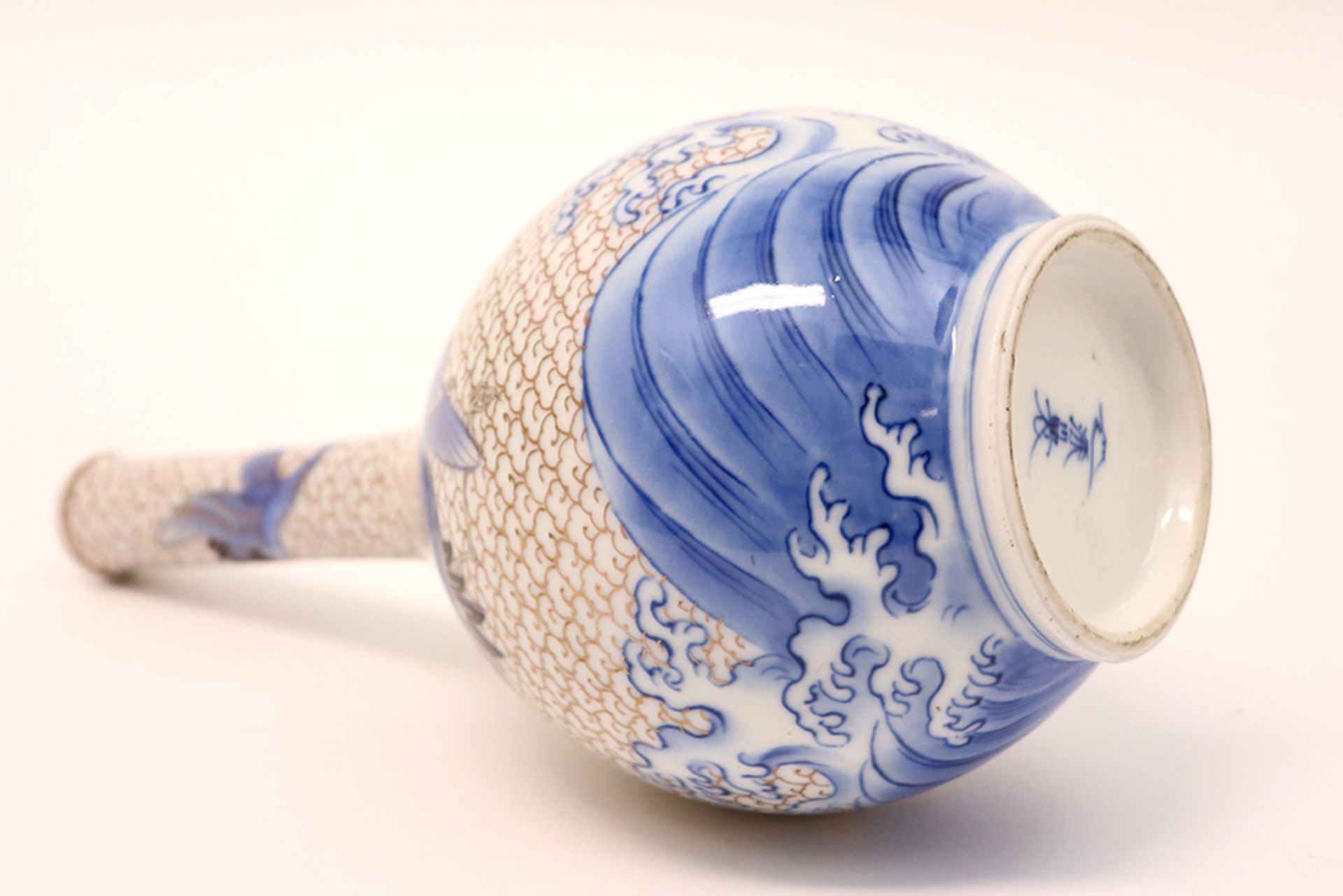 Japanese vase in marked porcelain with cranes above the sea || Japanse vaas in gemerkt porselein met - Bild 5 aus 6