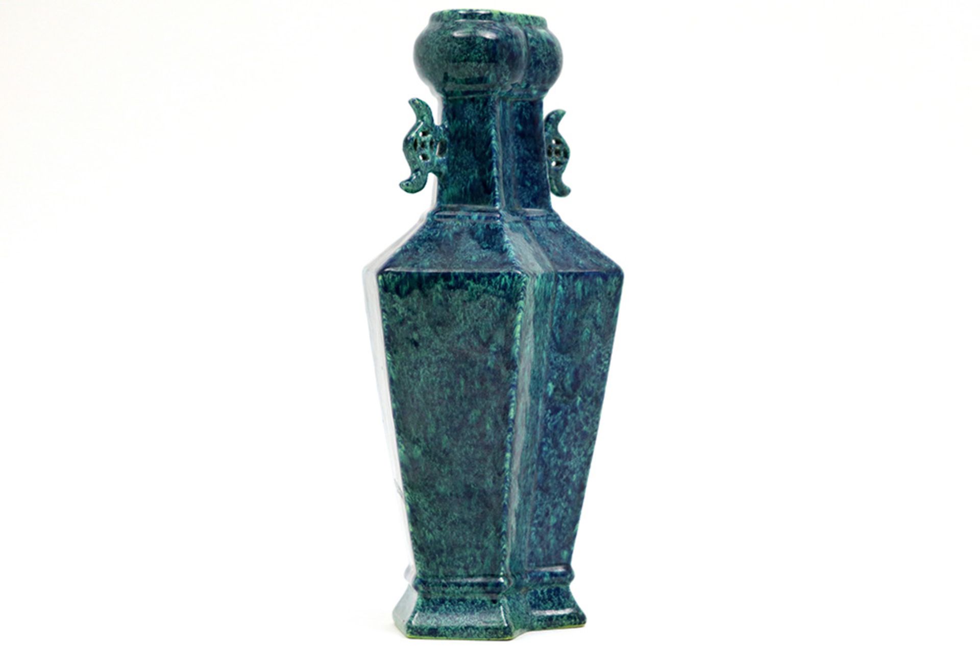 Chinese vase in marked porcelain with blue/green speckled glaze || Chinese vaas in gemerkt porselein - Image 2 of 5