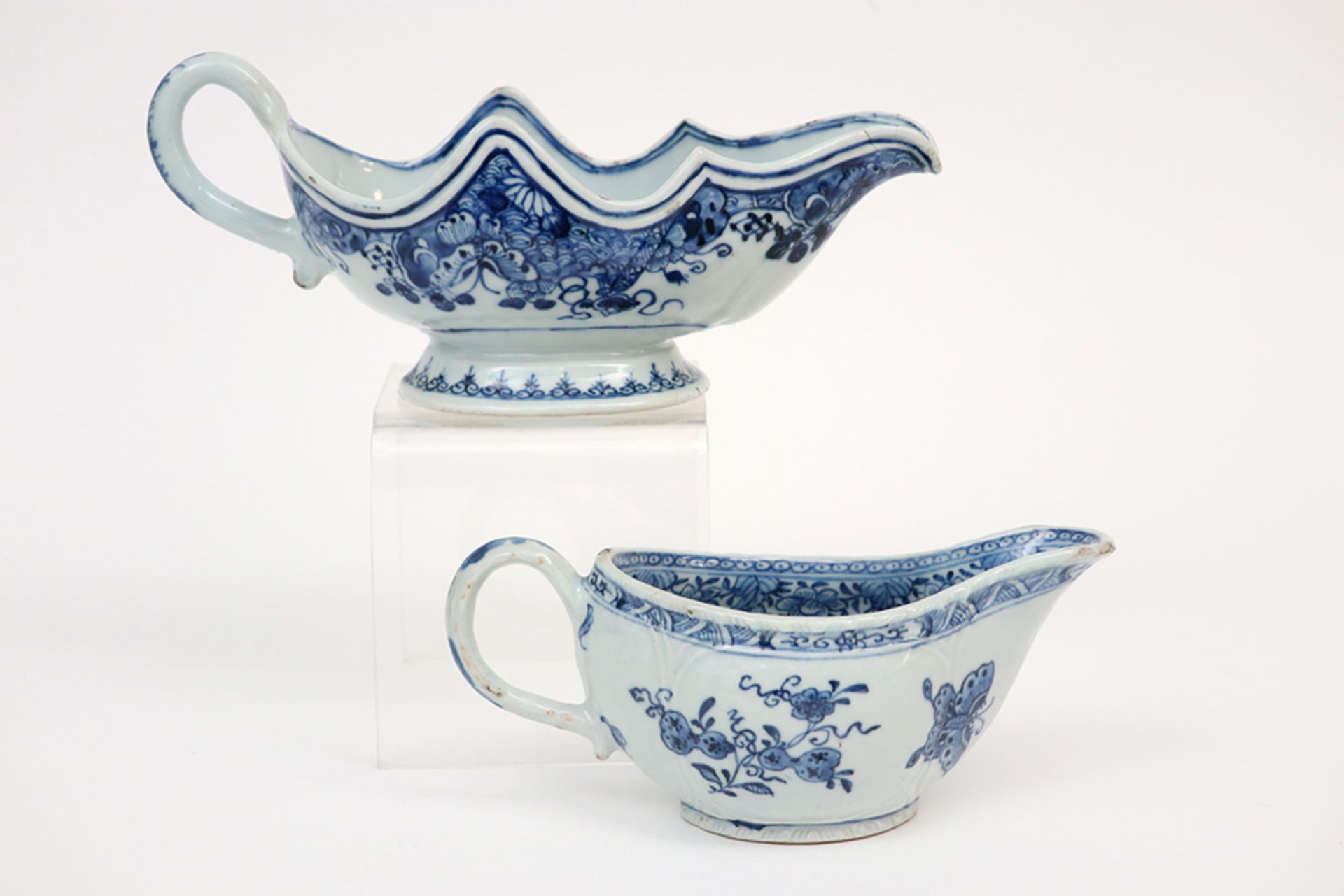 two 18th Cent. Chinese sauce boats in porcelain with blue-white decor || Lot van twee achttiende