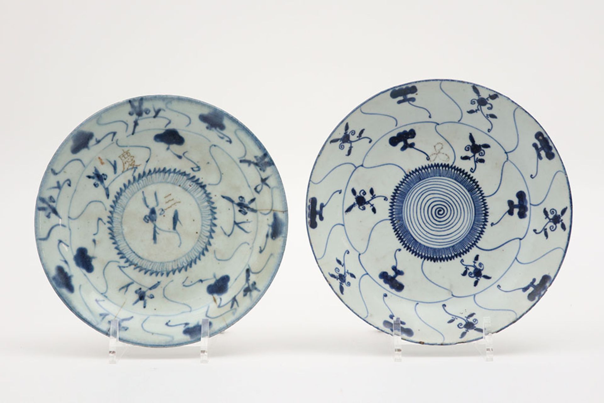 pair of Chinese plates in marked porcelain with a blue-white decor || Paar Chinese borden in gemerkt