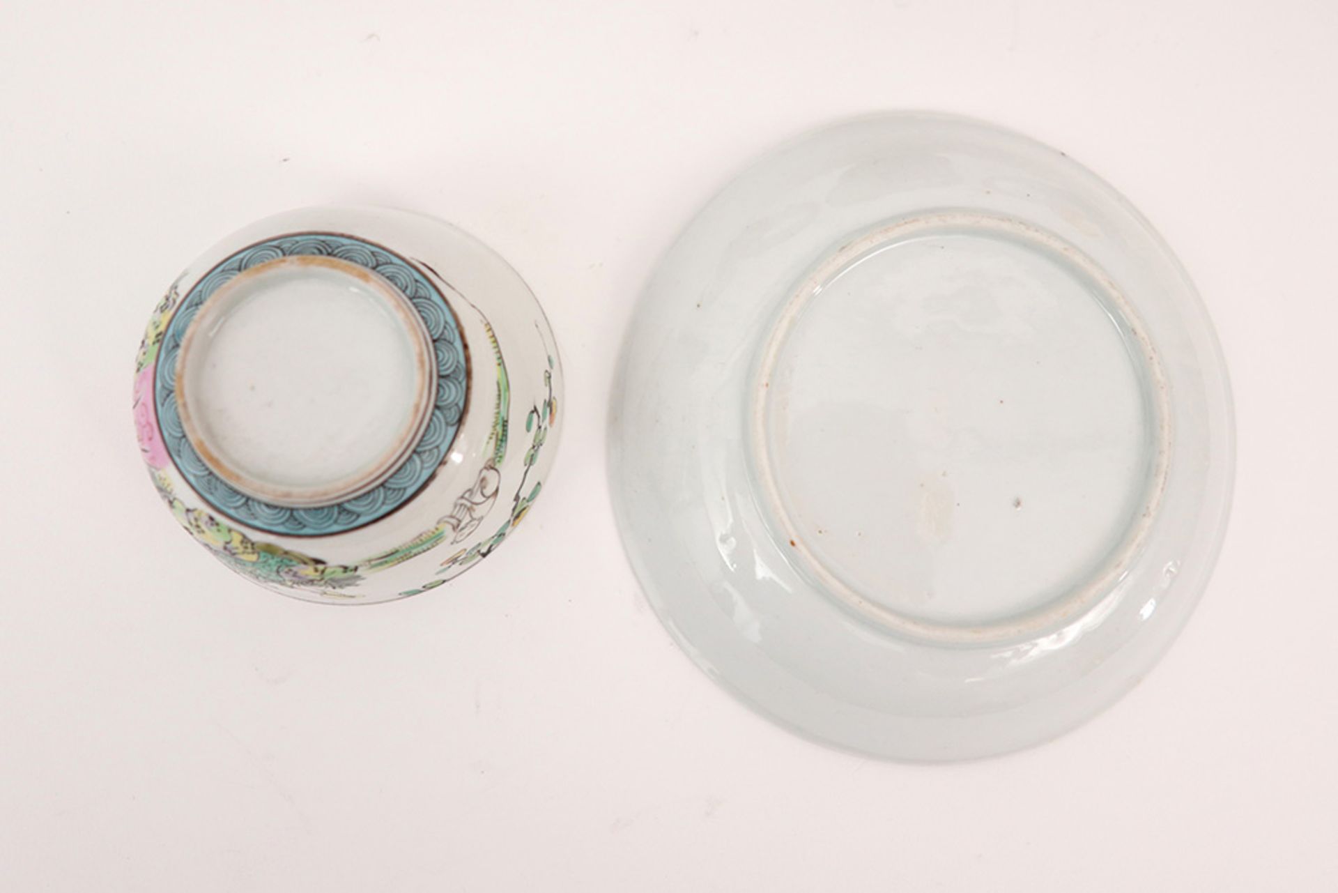 antique set of four cups and five saucers in porcelain with 'Famille Rose' decor with lady and dog - Image 4 of 4