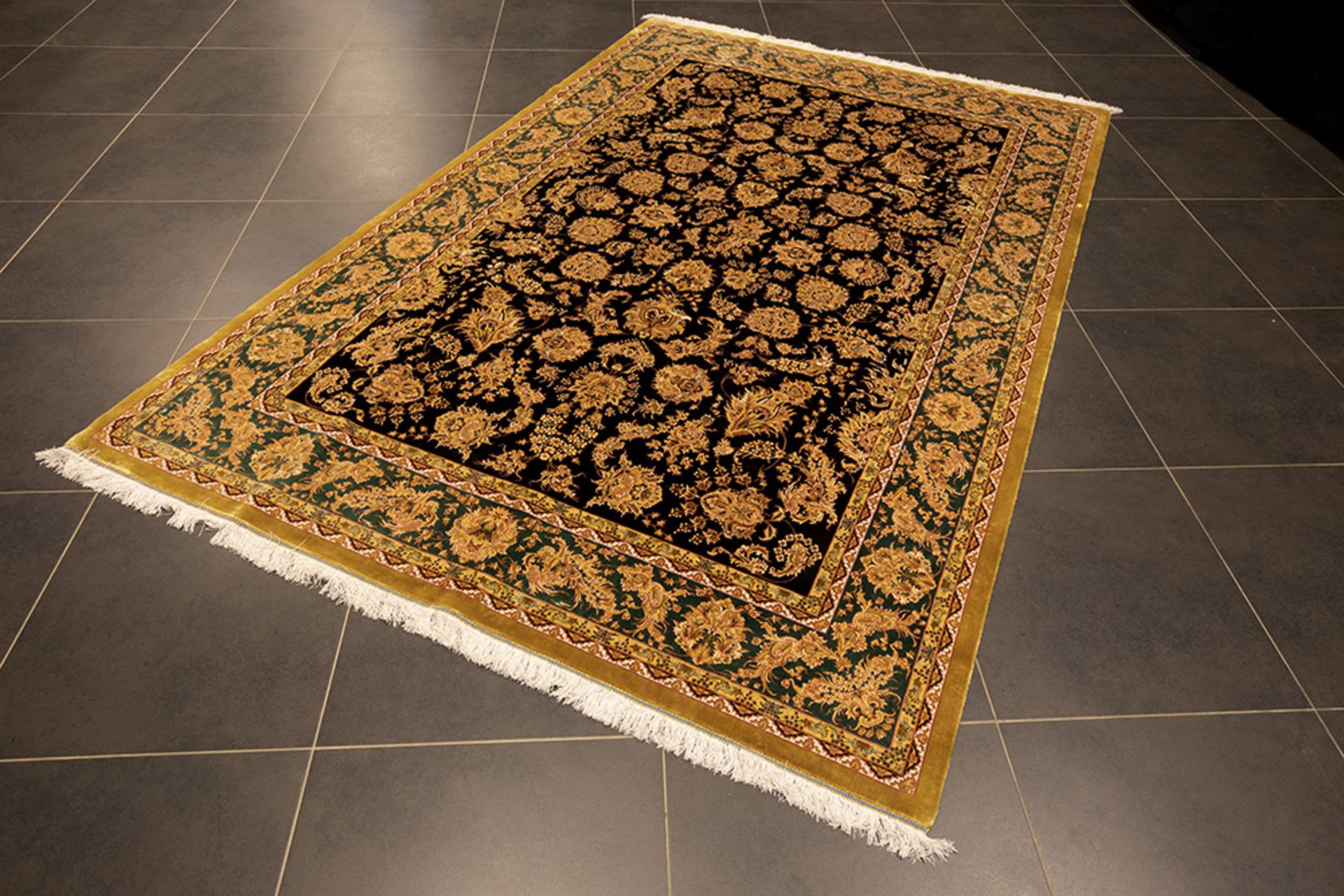 Persian carpet in 100% silk with a "Shah Abbas" decor || Zeer fijn Perzisch tapijt in zijde op zijde