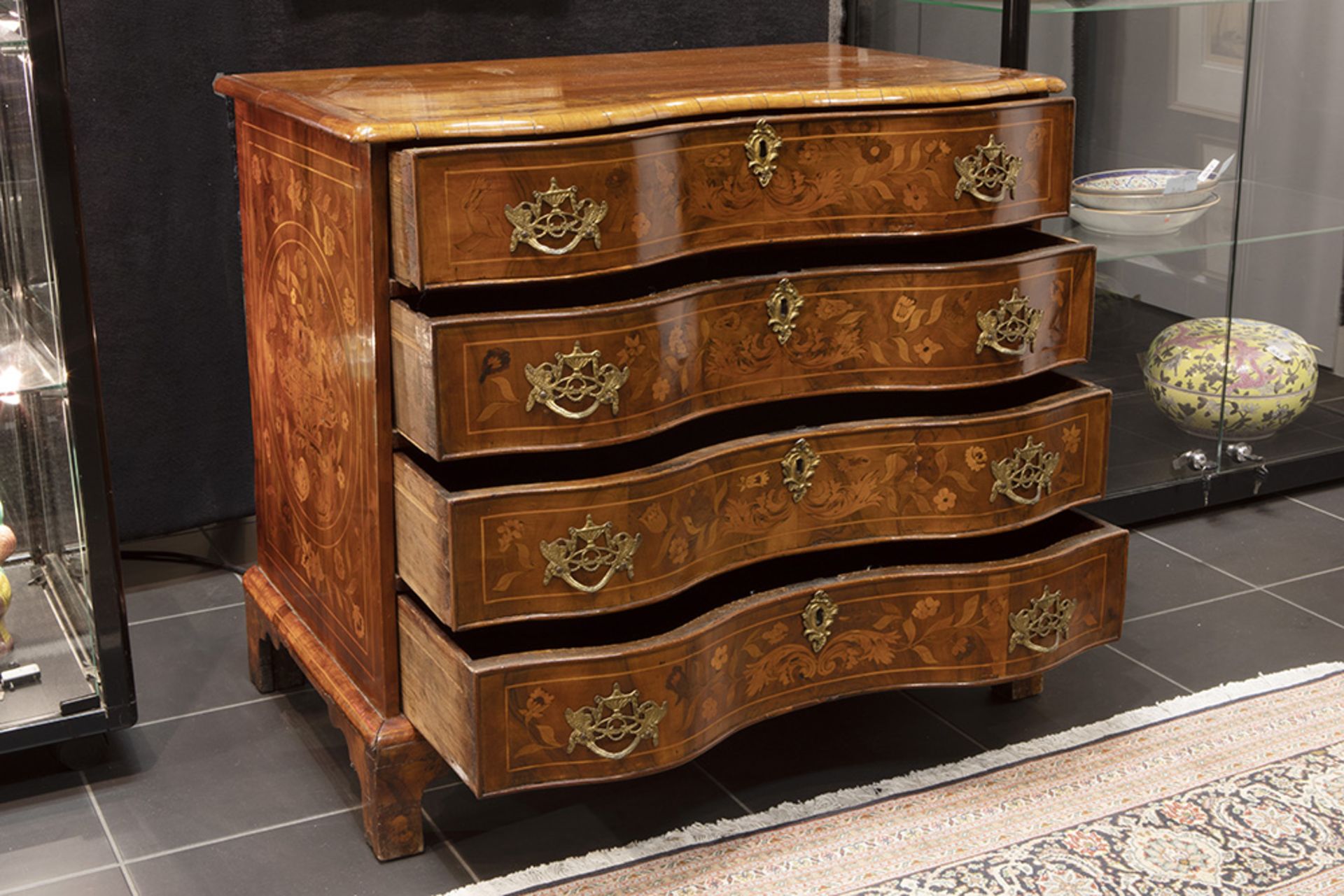 antique Dutch marquetry chest of drawers || Antieke Hollandse commode met dubbel gegalbeerd front in - Image 2 of 3