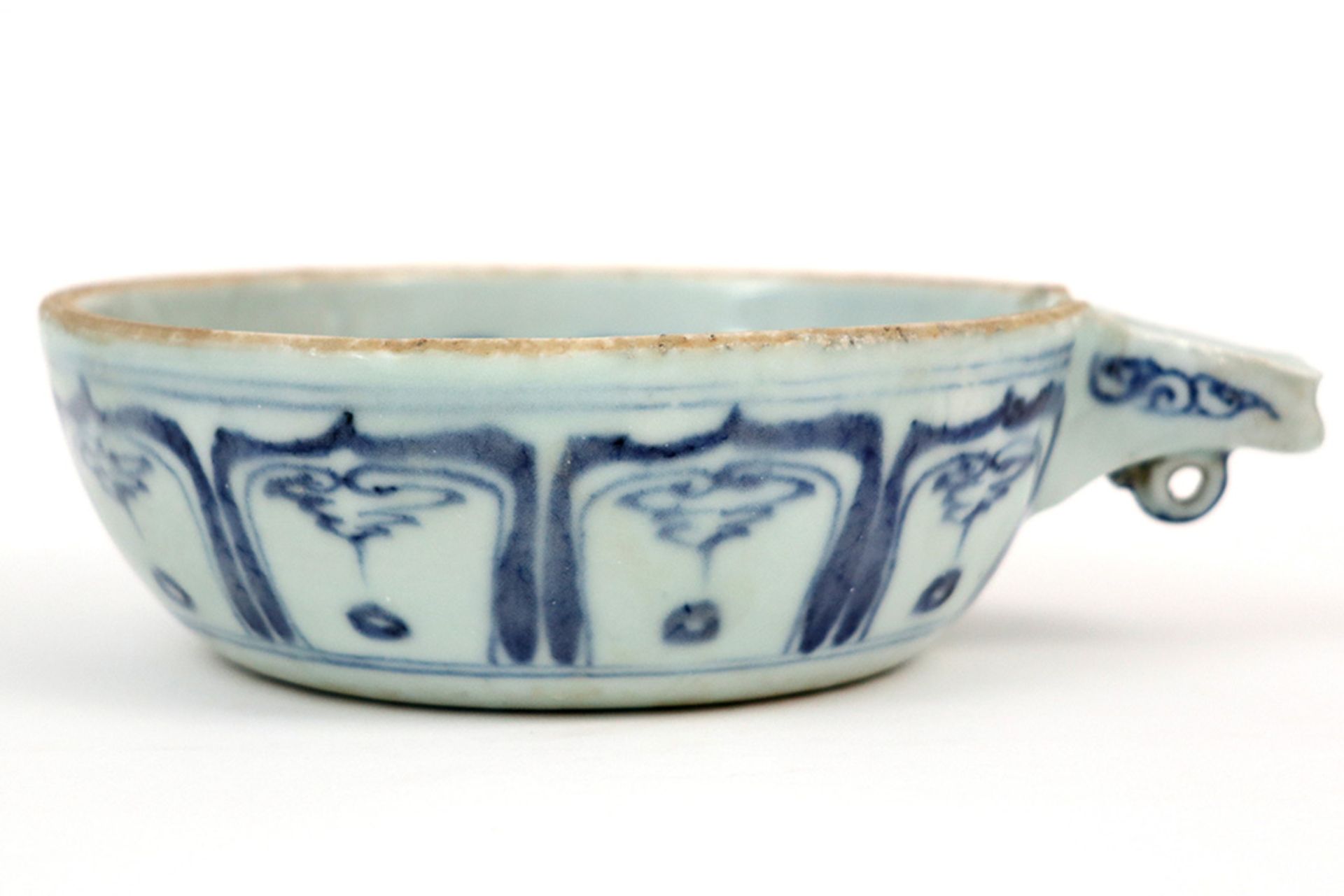 antique Chinese bowl with spout in porcelain with blue-white decor || Antiek Chinees schaaltje met - Image 2 of 4