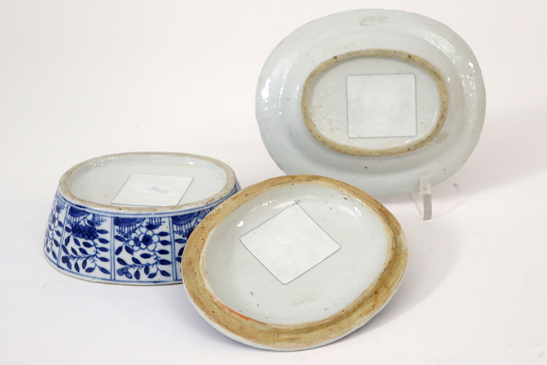 18th Cent. Chinese set of small lidded tureen and its dish in porcelain with a blue-white flowers - Bild 2 aus 2