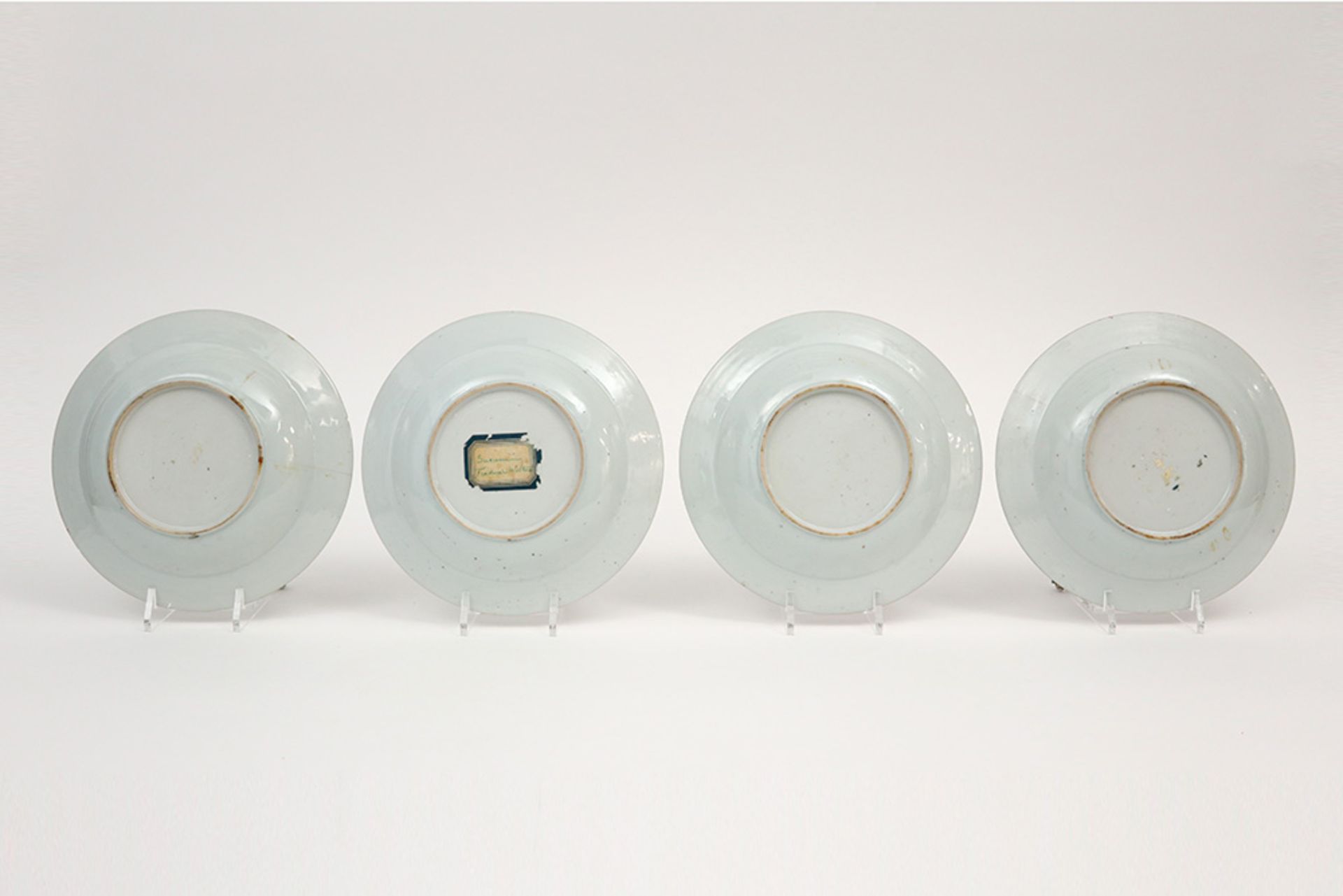 set of four 18th Cent. Chinese plates in porcelain with 'Famille Rose' flowers decor || Set van vier - Image 2 of 2