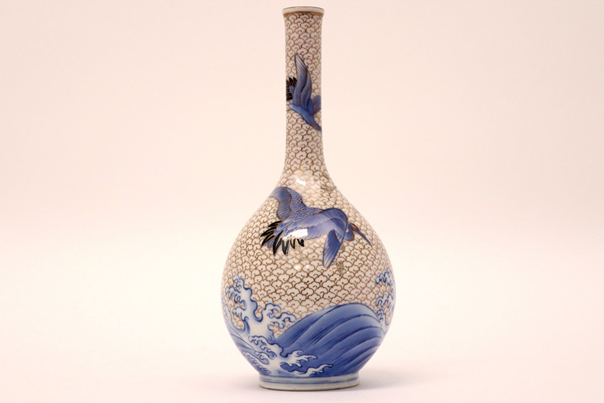 Japanese vase in marked porcelain with cranes above the sea || Japanse vaas in gemerkt porselein met