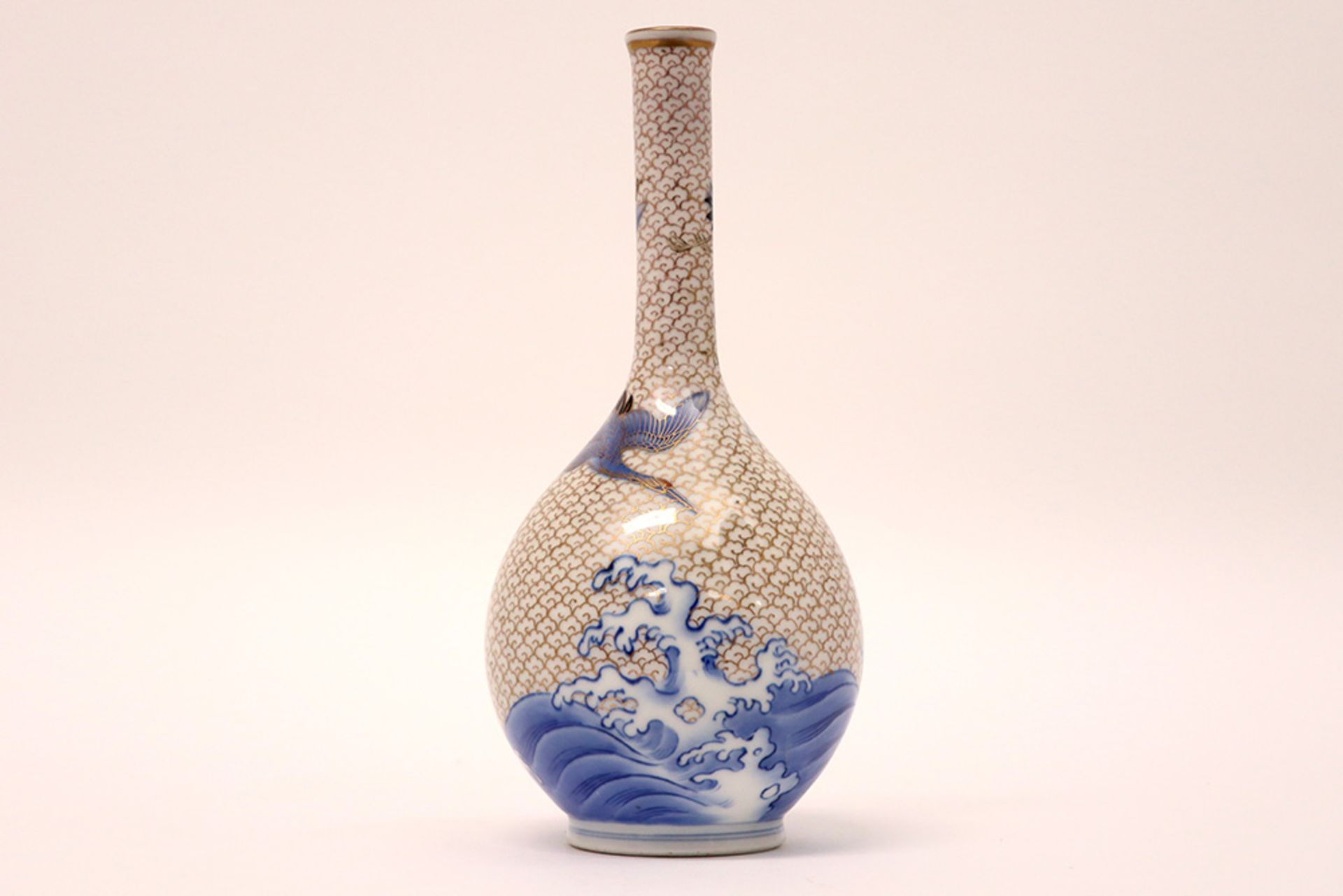 Japanese vase in marked porcelain with cranes above the sea || Japanse vaas in gemerkt porselein met - Bild 3 aus 6