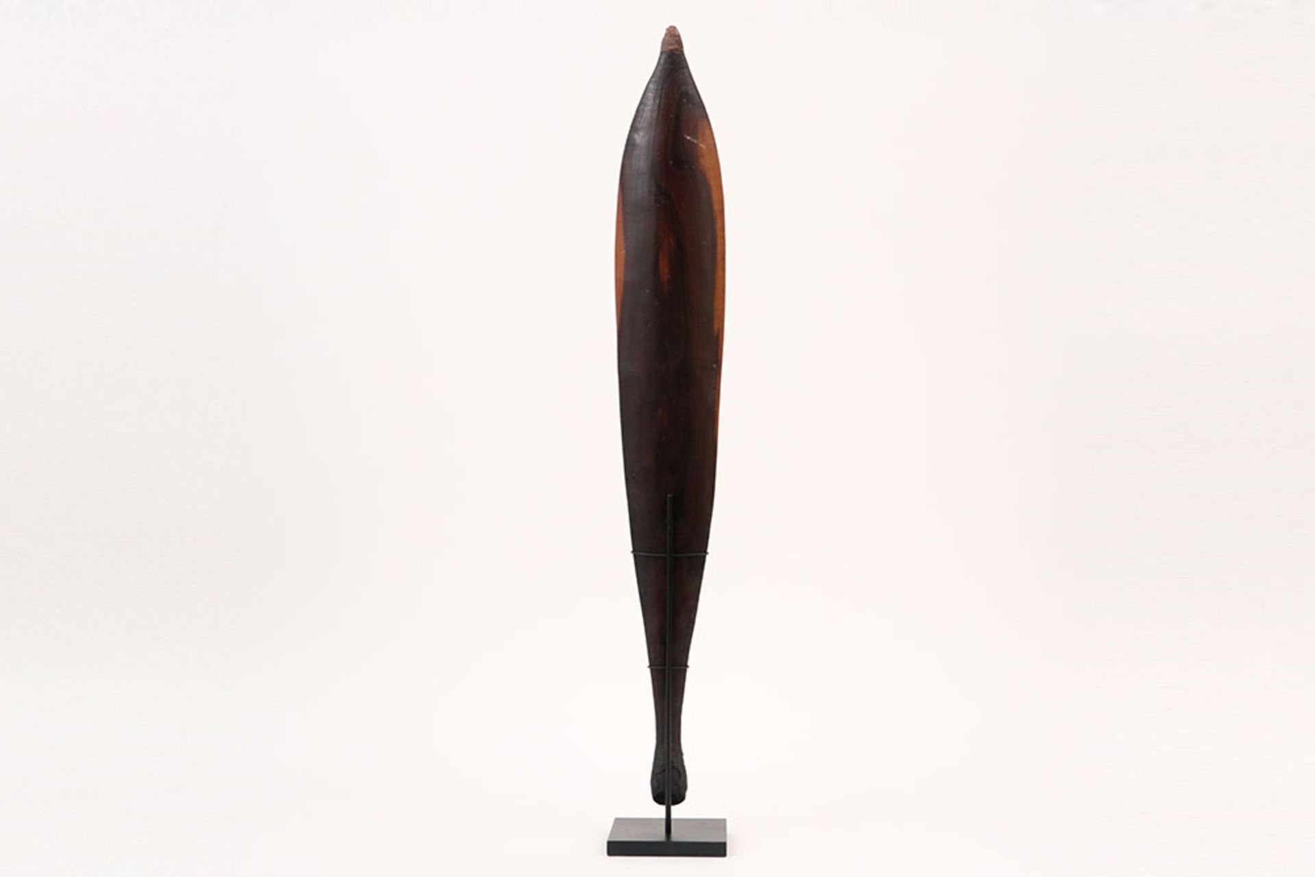 early 20th Cent. Australian Aboriginal spear thrower in wood, fully engraved on one side || - Image 2 of 3