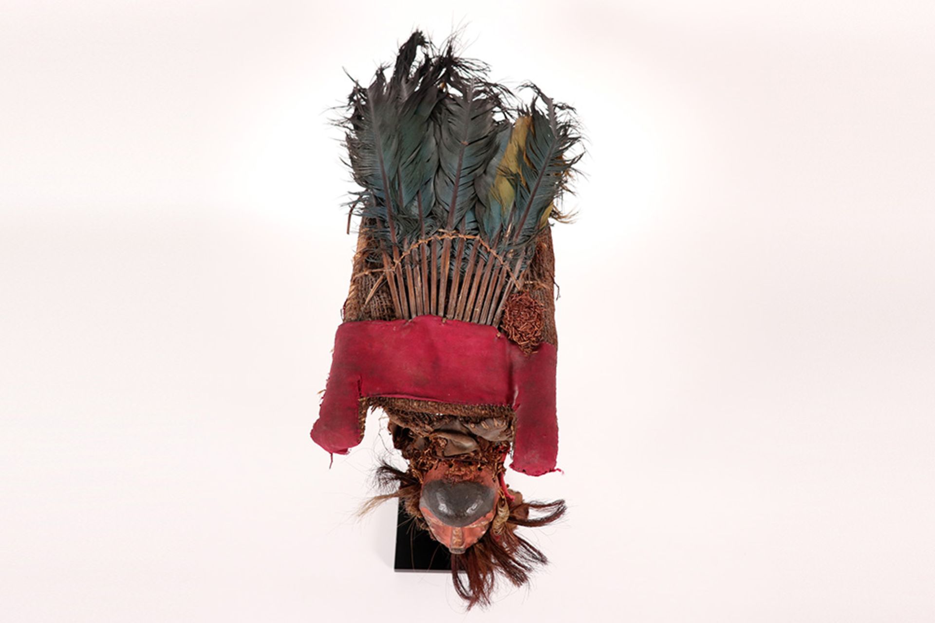 Congolese Badundu/Kasai Pende mask in vegetal fibres, feathers and painted wood with - Image 6 of 6