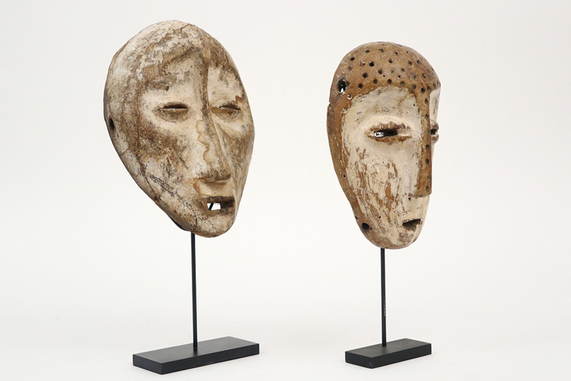 two Congolese typical Lega masks in wood with remains of kaolin || AFRIKA - KONGO twee typische - Image 2 of 4