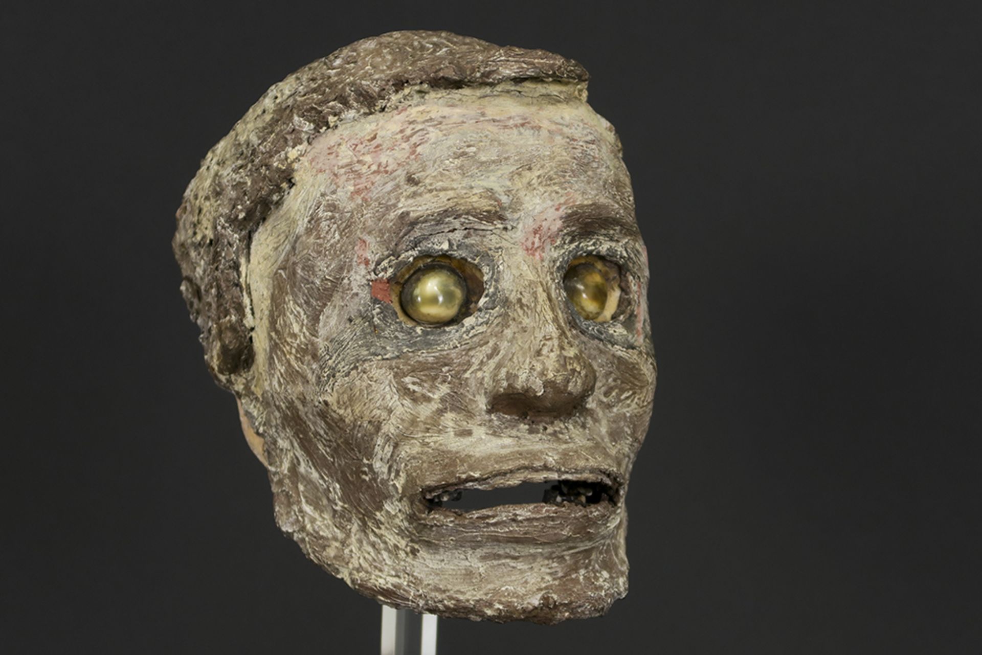 20th Cent. Oceanian sculpture with an overmodeled skull with shell inlaid eyes || OCEANIË - 20° EEUW - Bild 5 aus 6