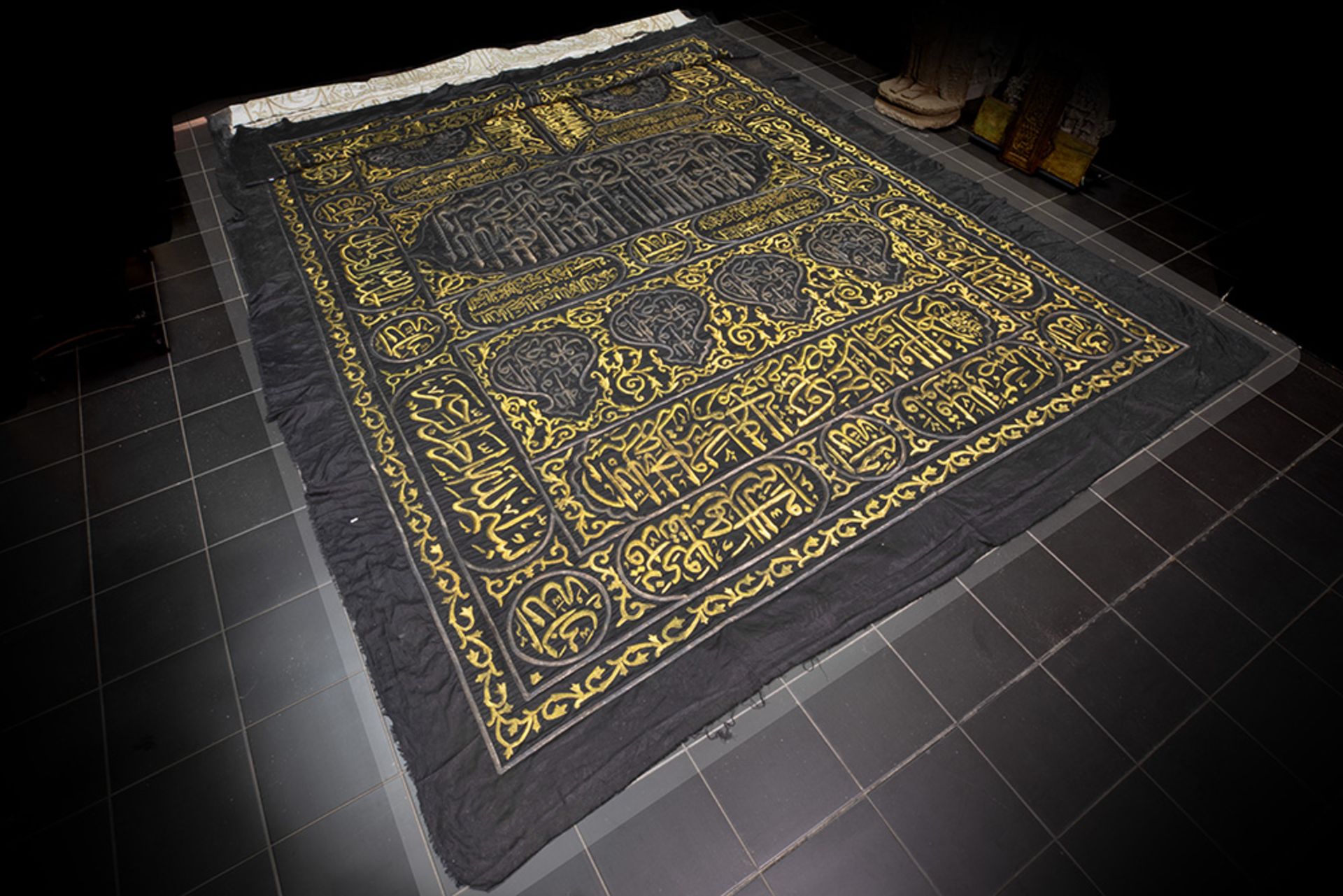 rectangular curtain of the "Kaaba" - door in brocade with embroidered in silver and gilt thread over - Bild 2 aus 5