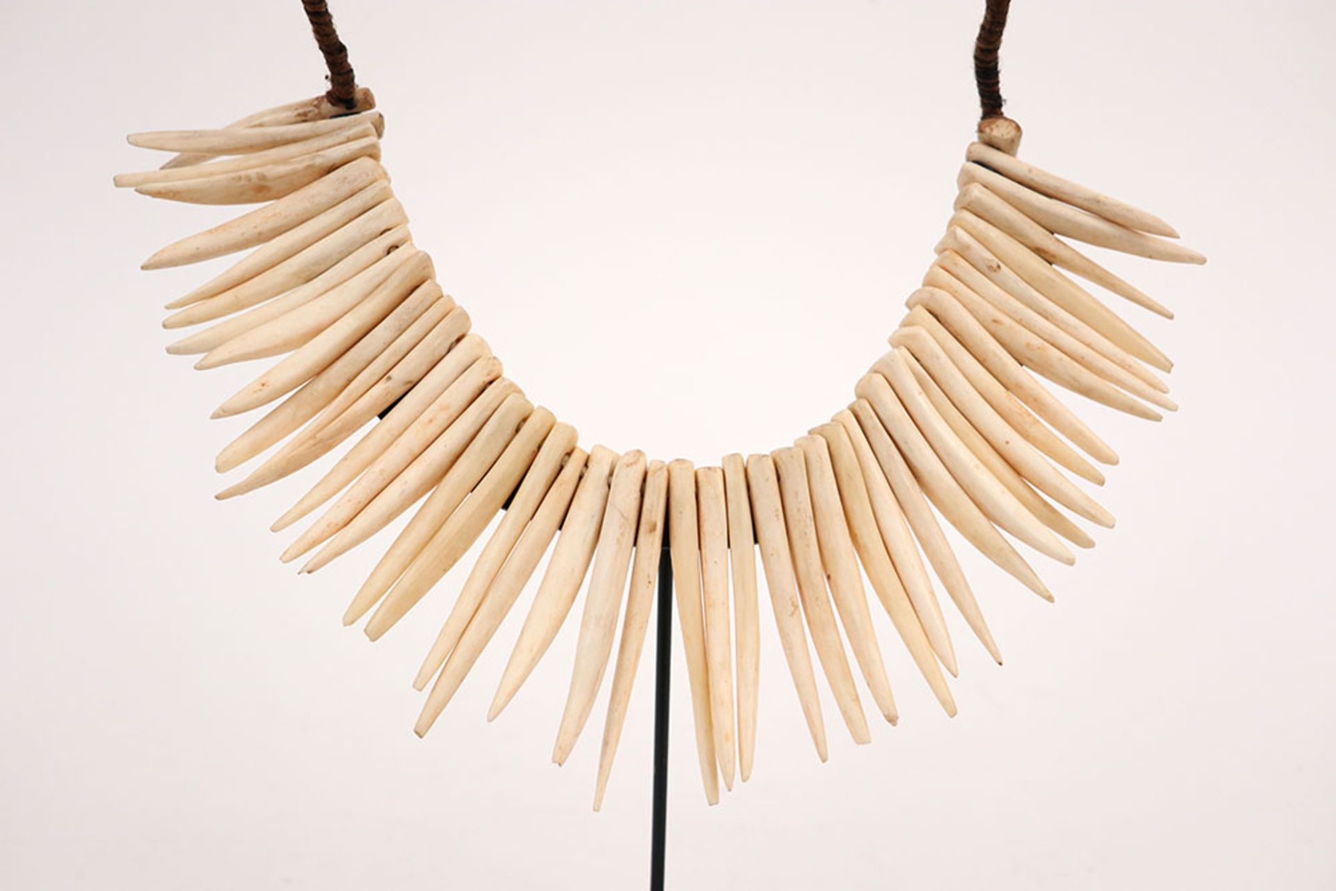 early 20th Cent. Fiji Wasekaseka warrior necklace in bone an vegetal fibres || FIJI - vroeg 20° EEUW - Image 3 of 3