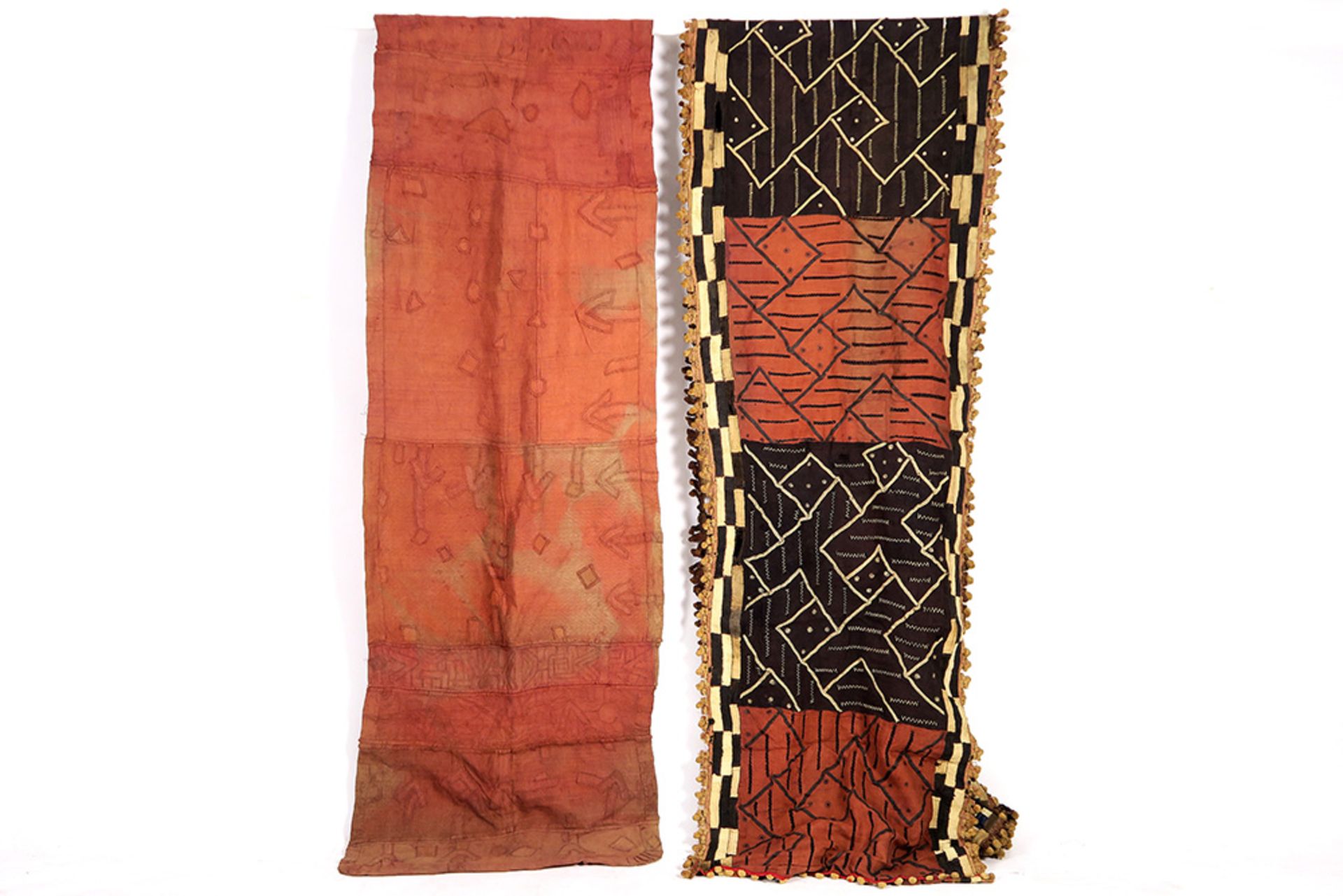 several old pieces of African textile || Lot oud Afrikaans textiel - Image 2 of 5