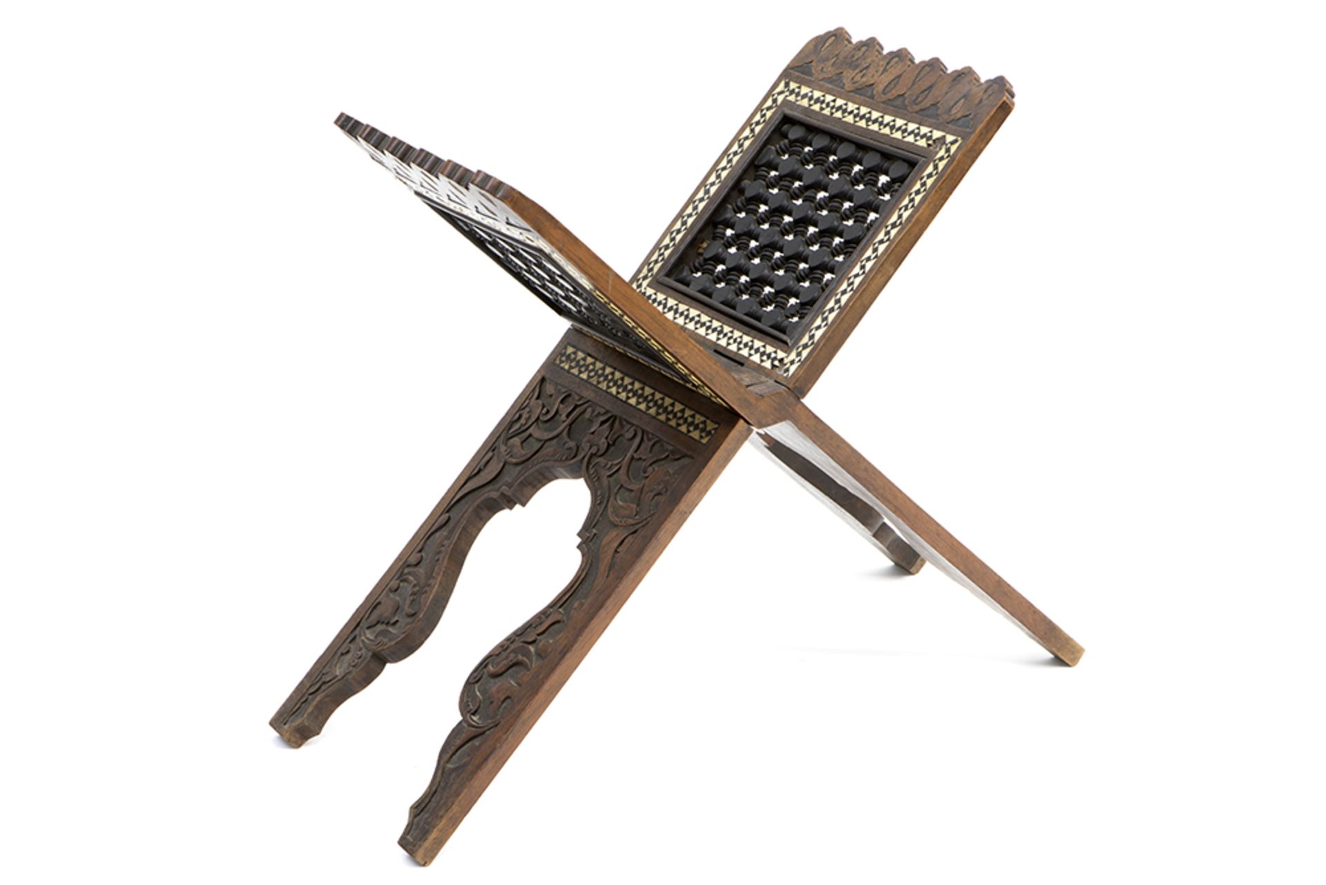 antique folding Mughal Quran stand with arched lower sections, Mihraab shape. || Antieke plooibare